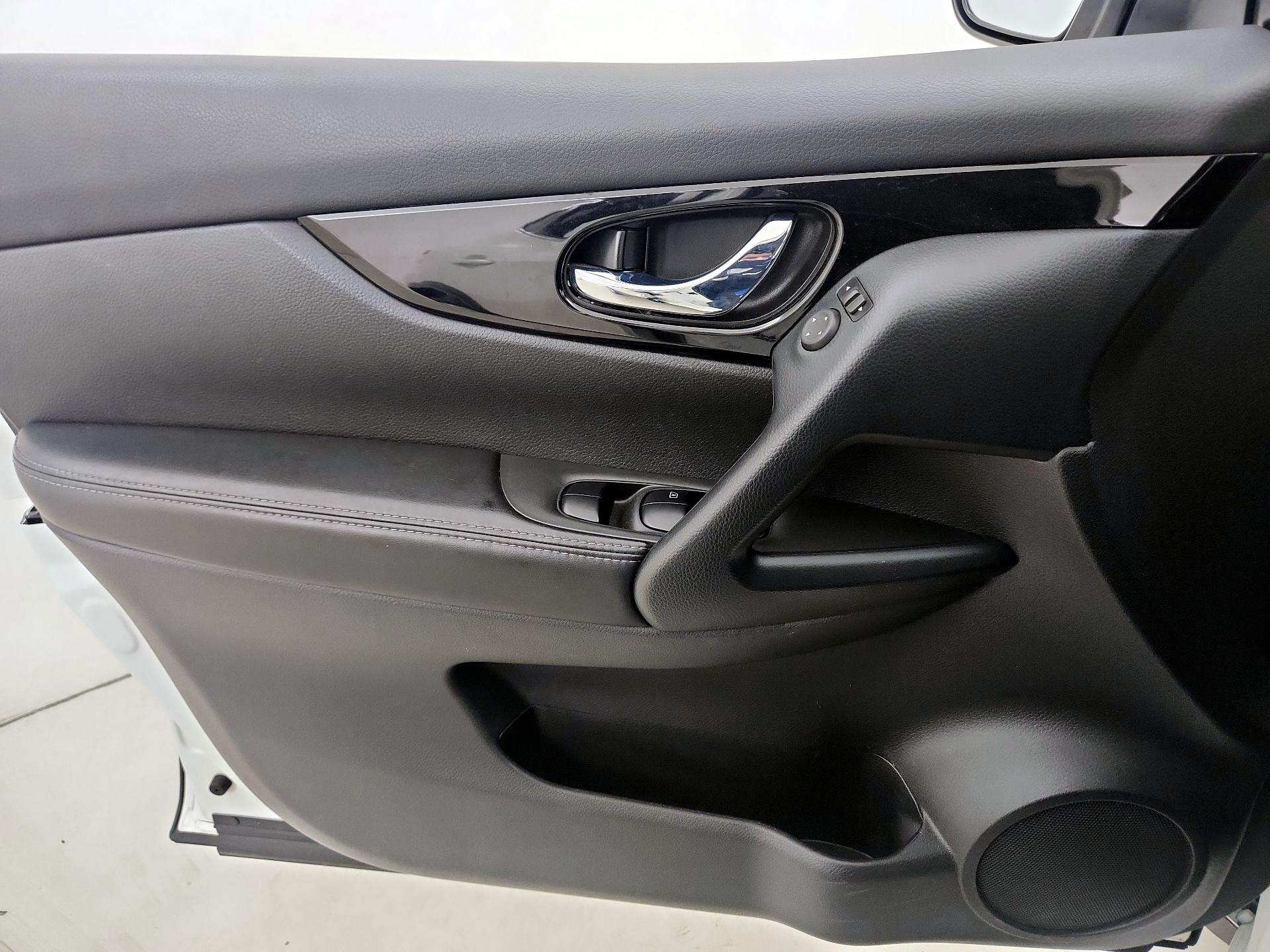 Thumbnail: 2021 Nissan Rogue Sport - 12