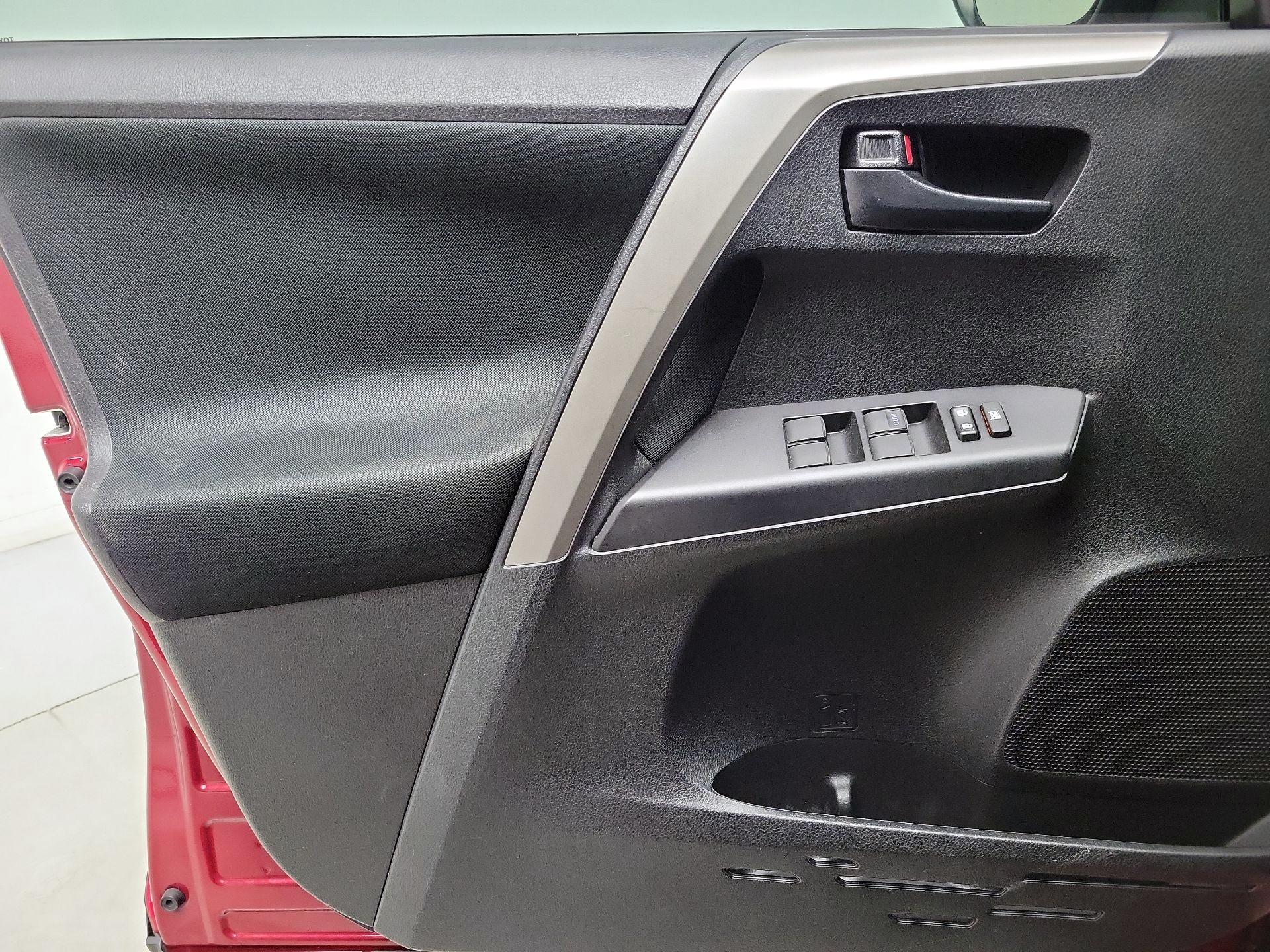 Thumbnail: 2018 Toyota RAV4 - 12