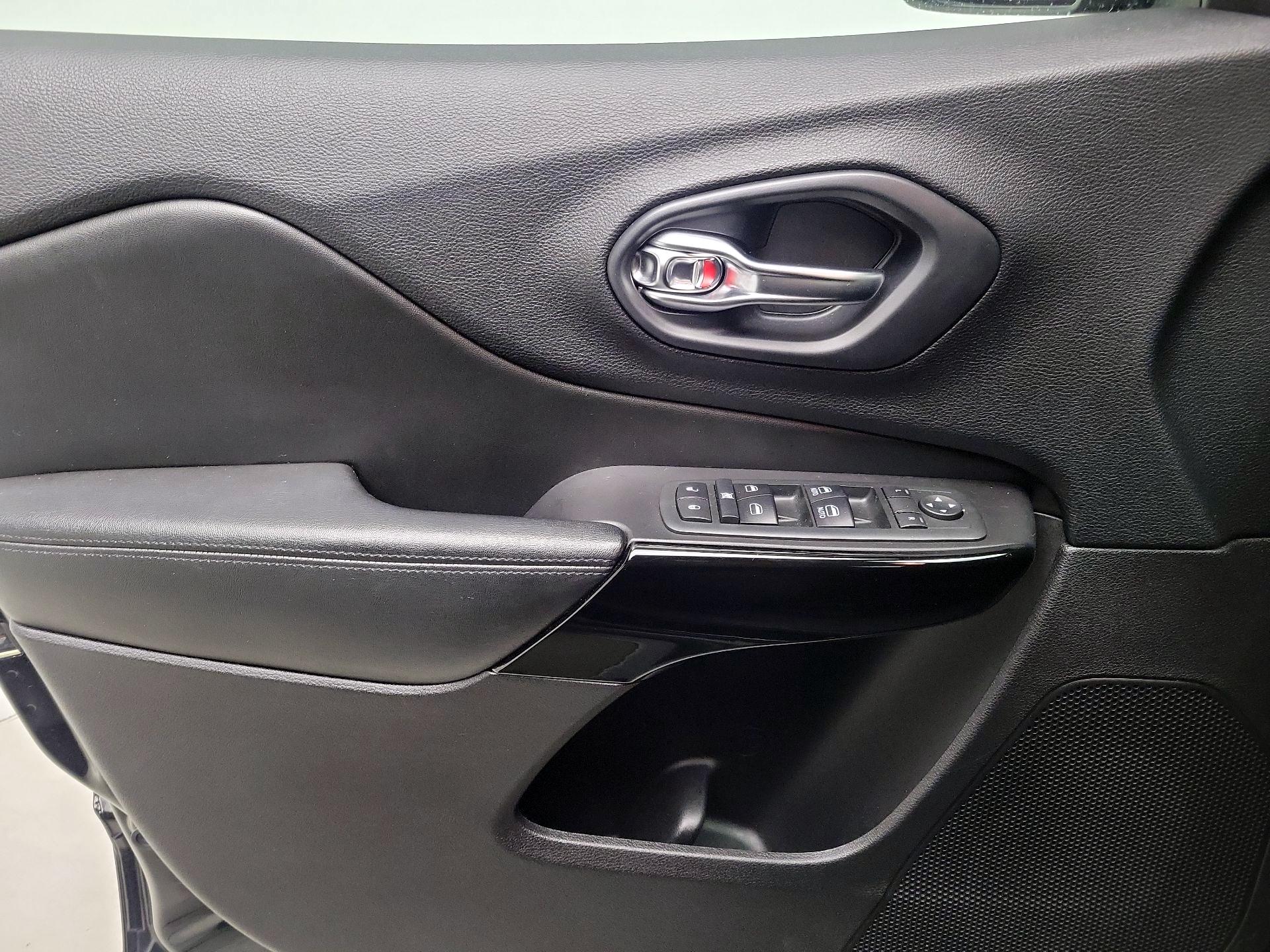 Thumbnail: 2020 Jeep Cherokee - 12