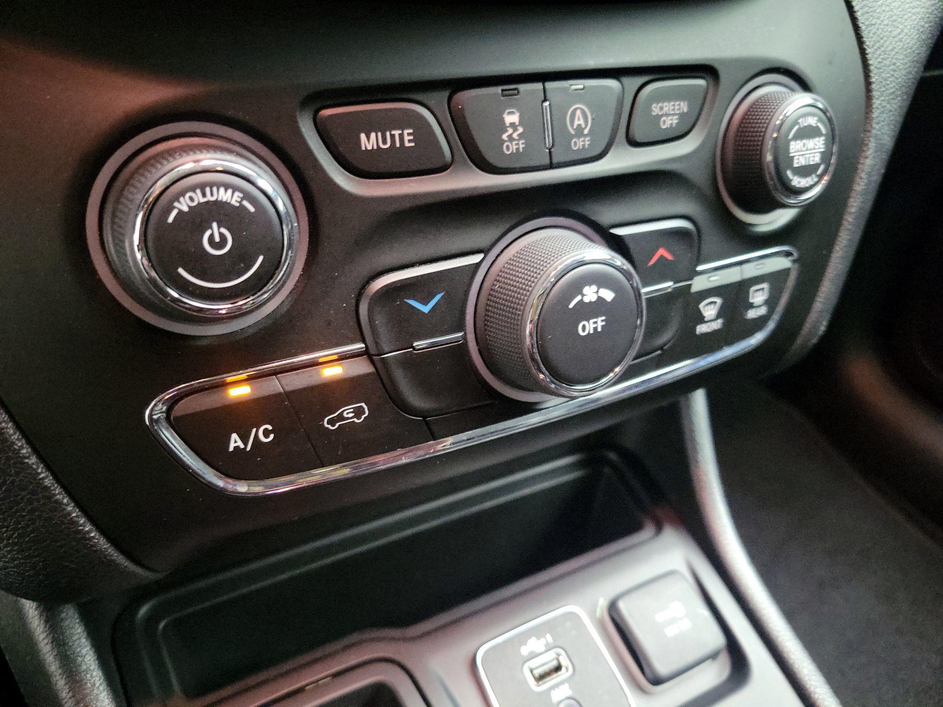 Thumbnail: 2020 Jeep Cherokee - 16