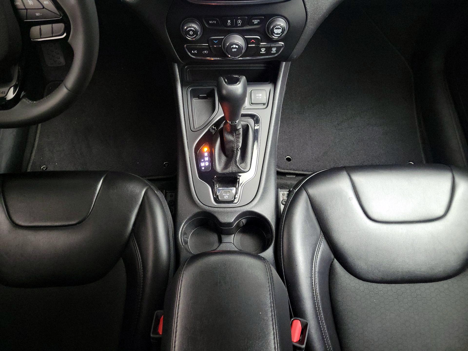 Thumbnail: 2020 Jeep Cherokee - 17