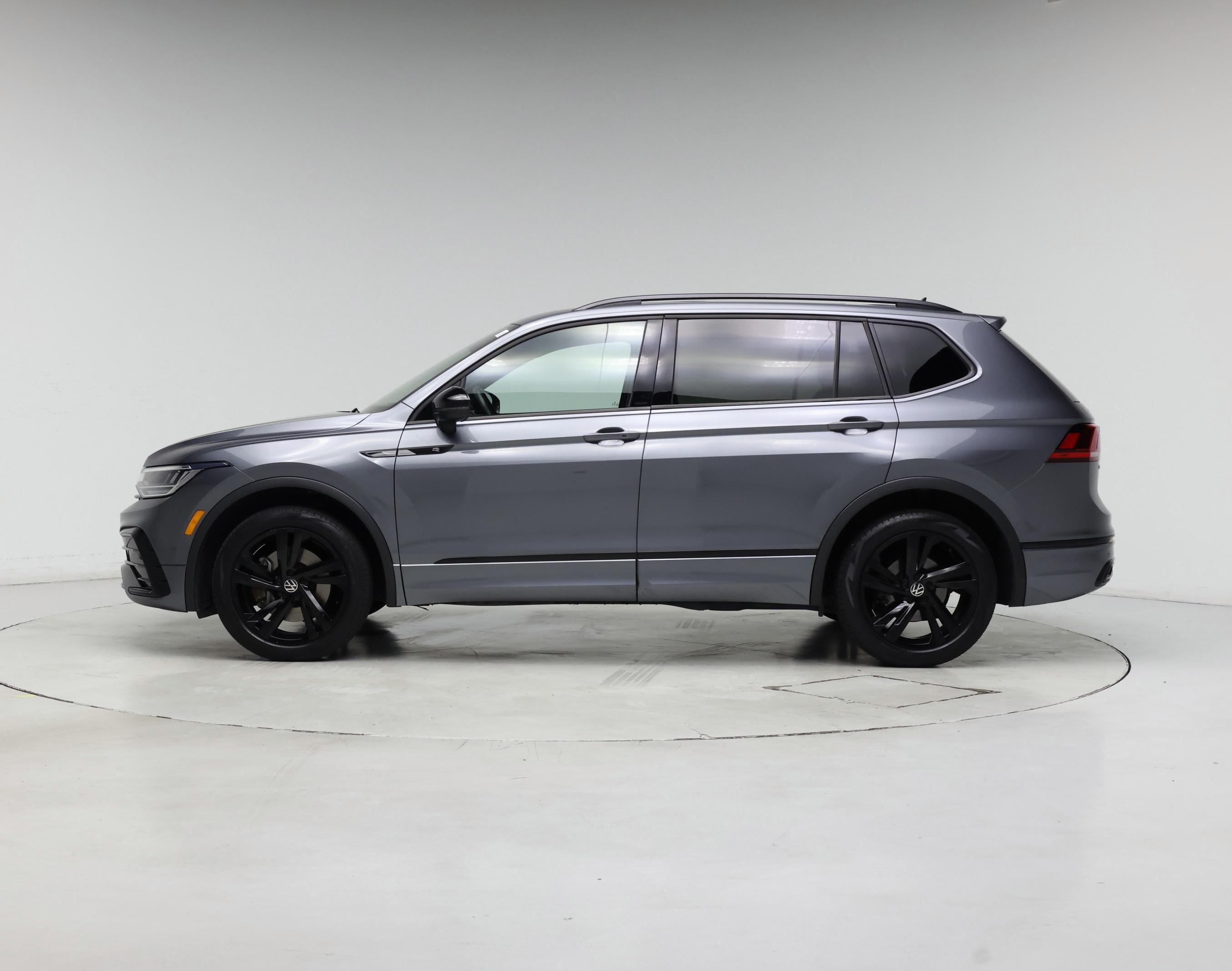 Thumbnail: 2023 Volkswagen Tiguan - 3