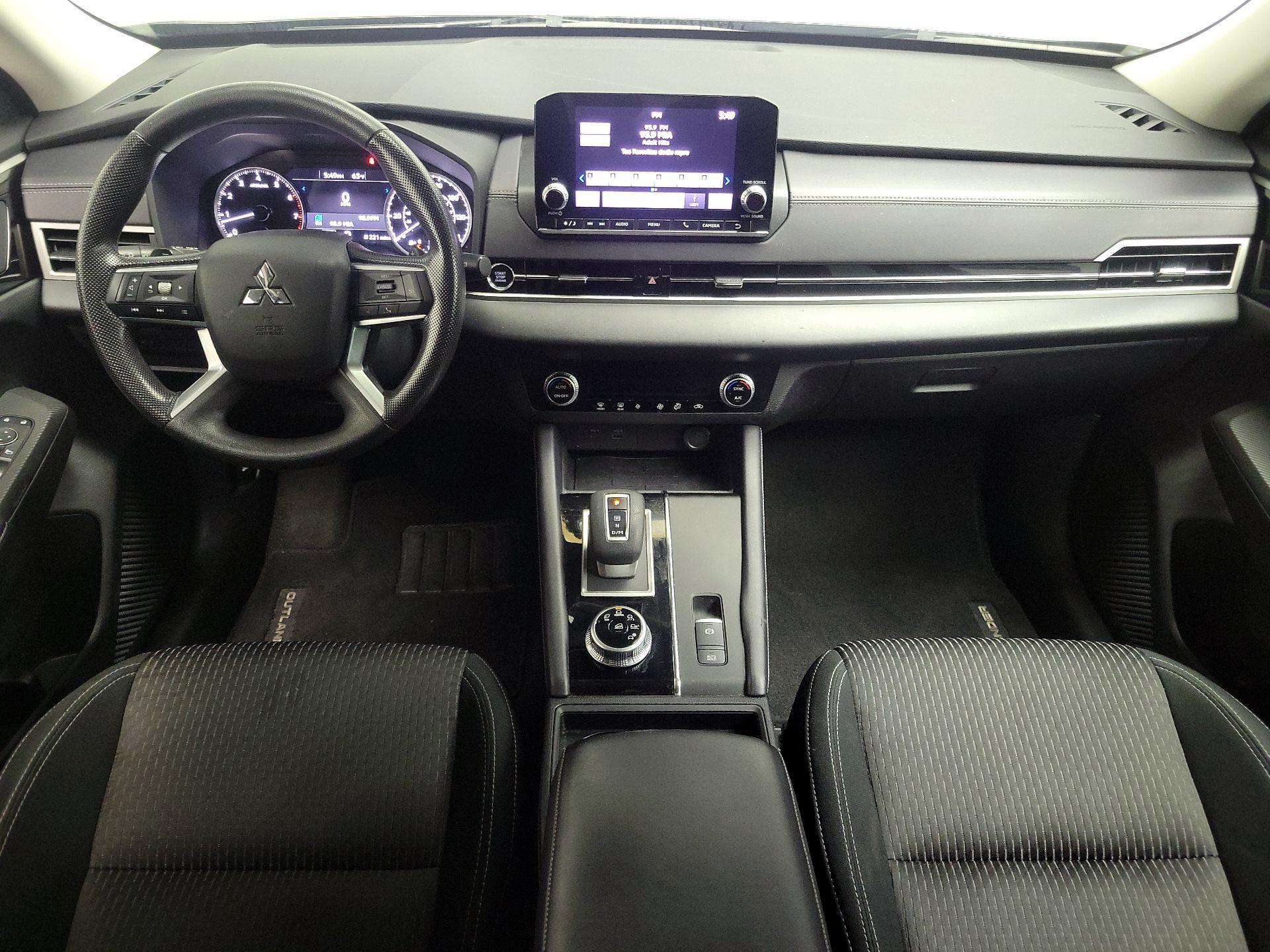 Thumbnail: 2023 Mitsubishi Outlander - 9