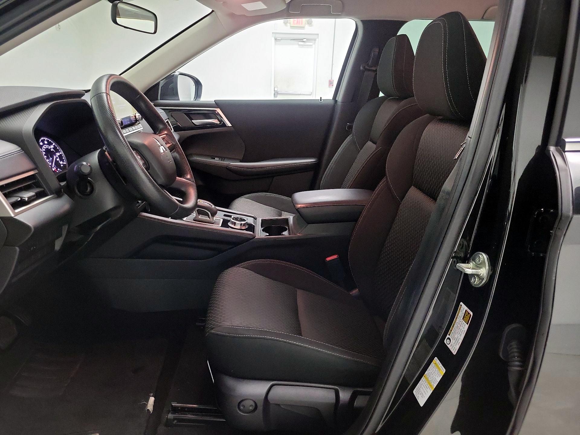 Thumbnail: 2023 Mitsubishi Outlander - 11