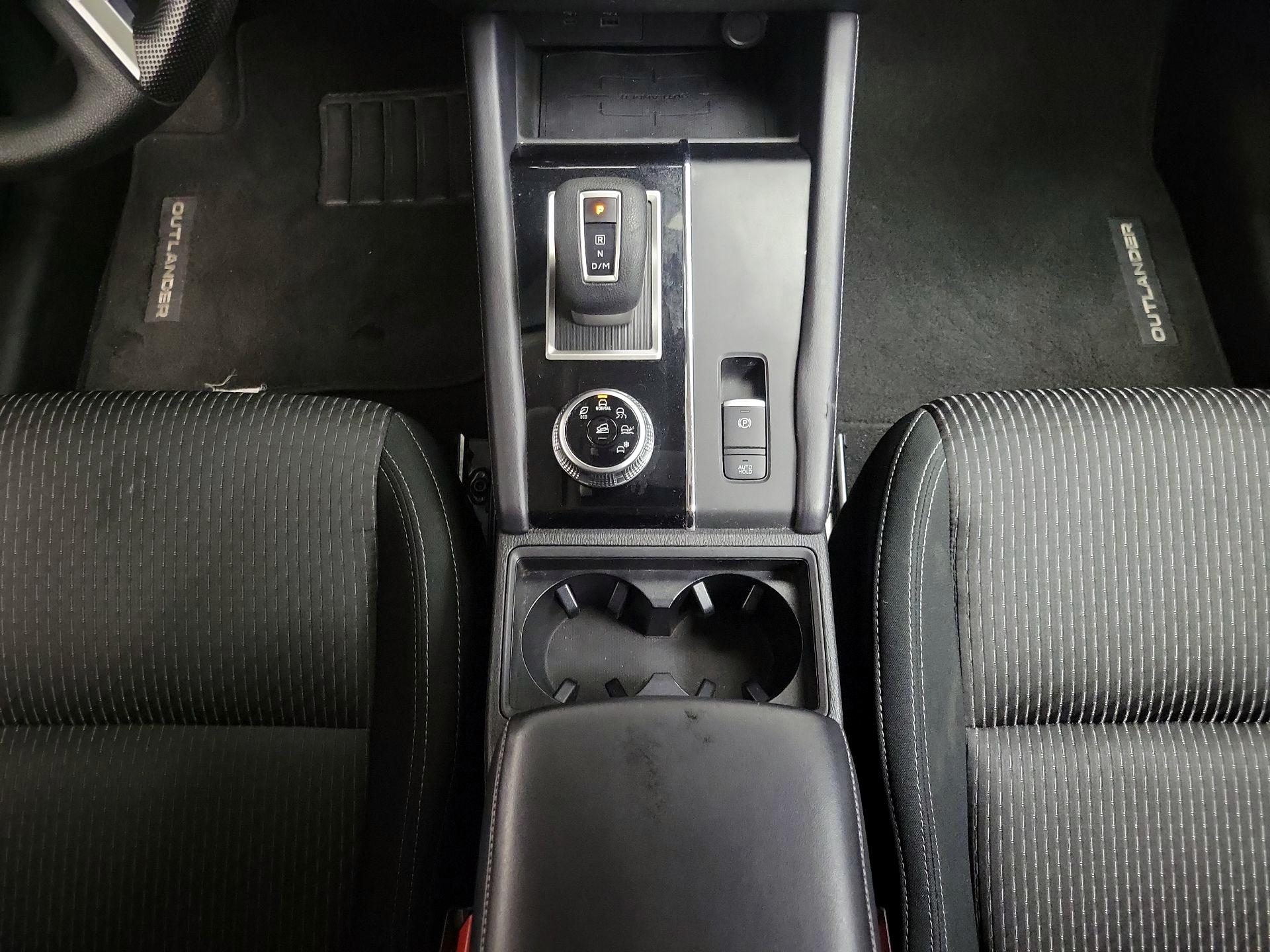 Thumbnail: 2023 Mitsubishi Outlander - 17