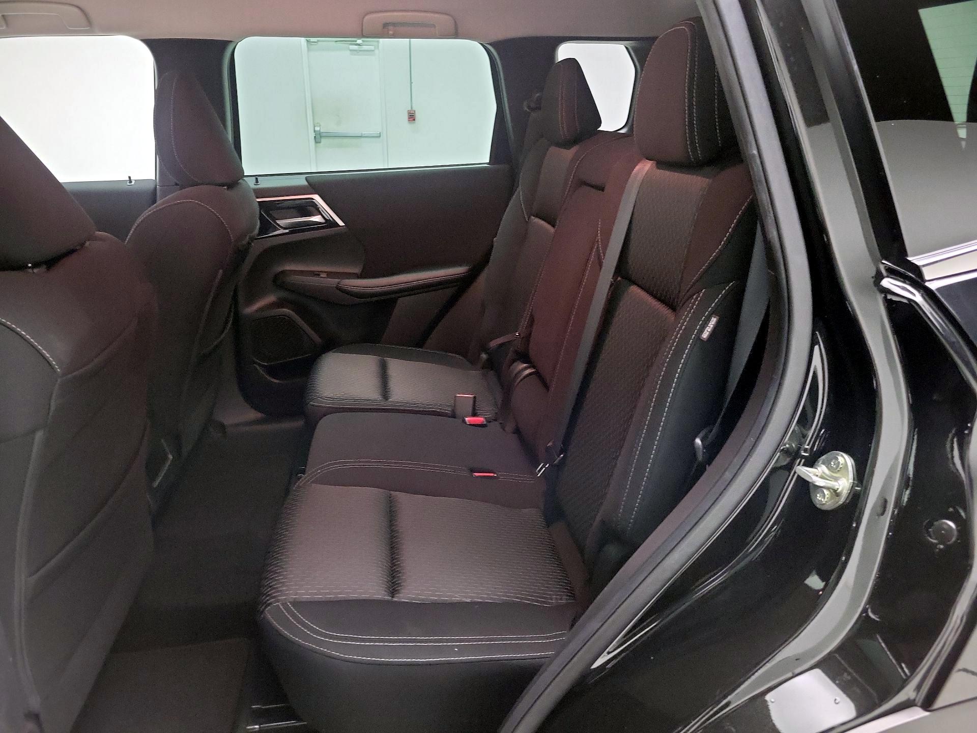 Thumbnail: 2023 Mitsubishi Outlander - 19