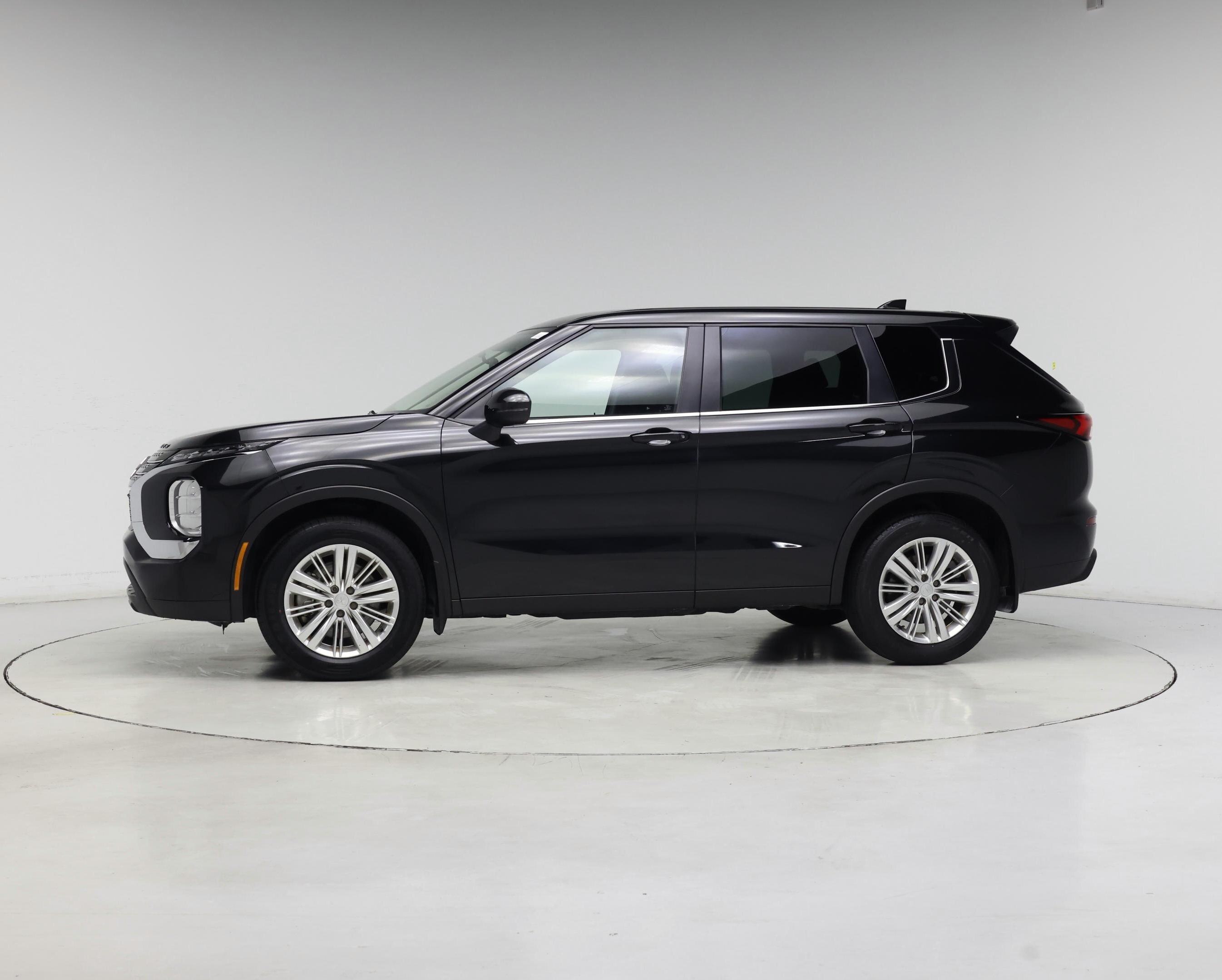 Thumbnail: 2023 Mitsubishi Outlander - 3