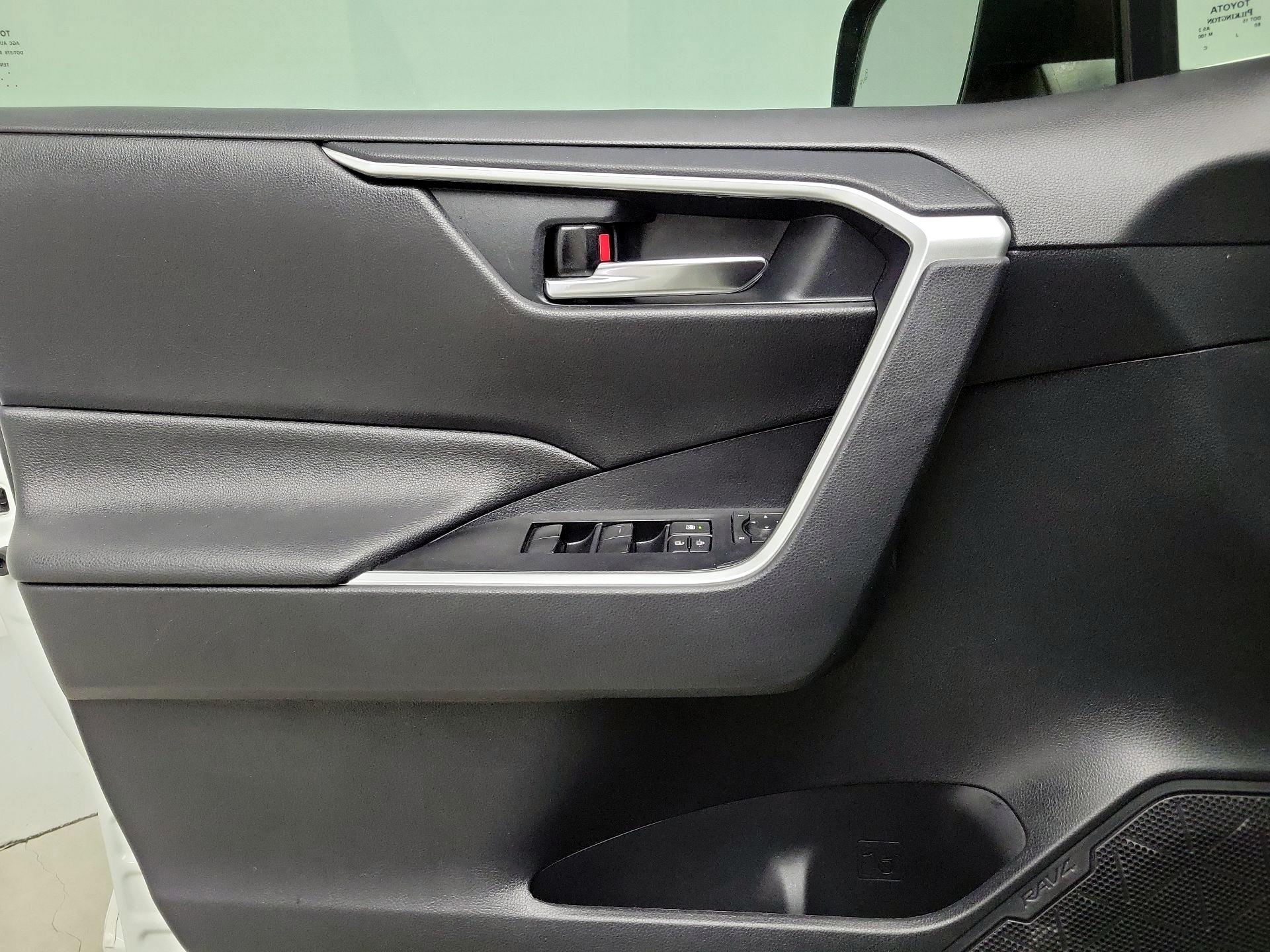 Thumbnail: 2019 Toyota RAV4 - 12