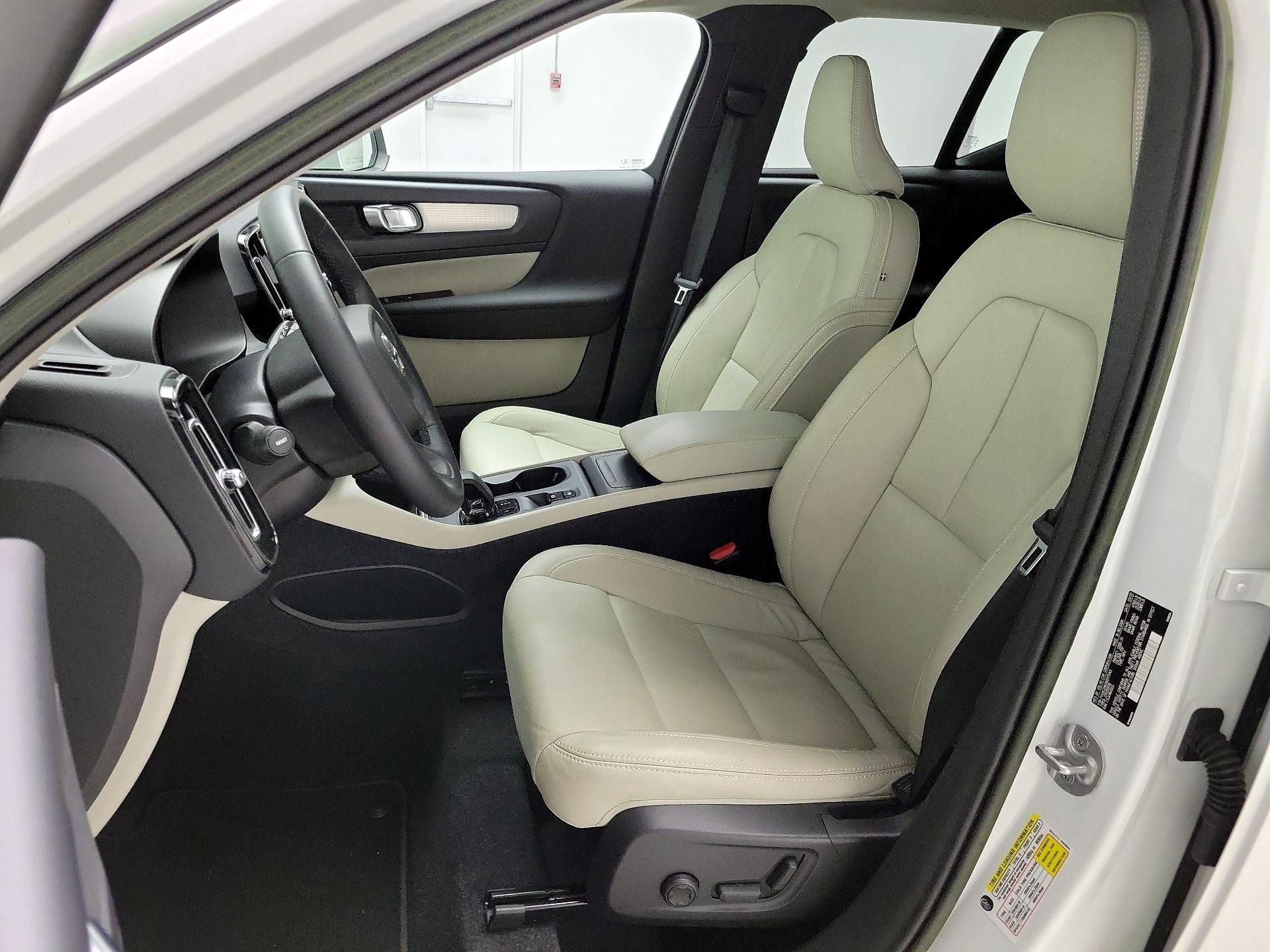 Thumbnail: 2022 Volvo XC40 - 11