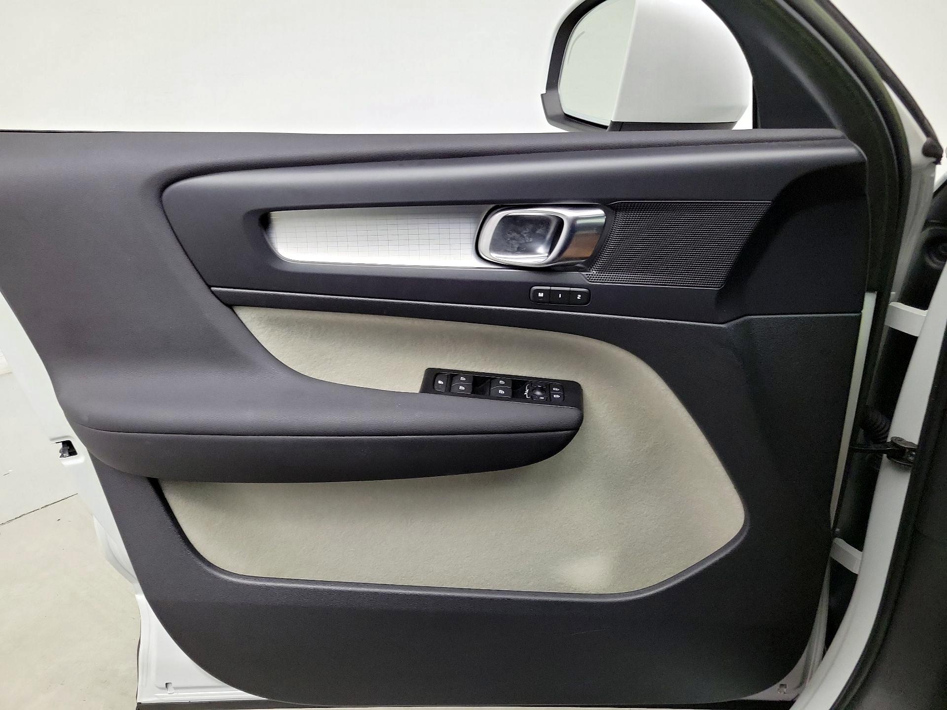 Thumbnail: 2022 Volvo XC40 - 12