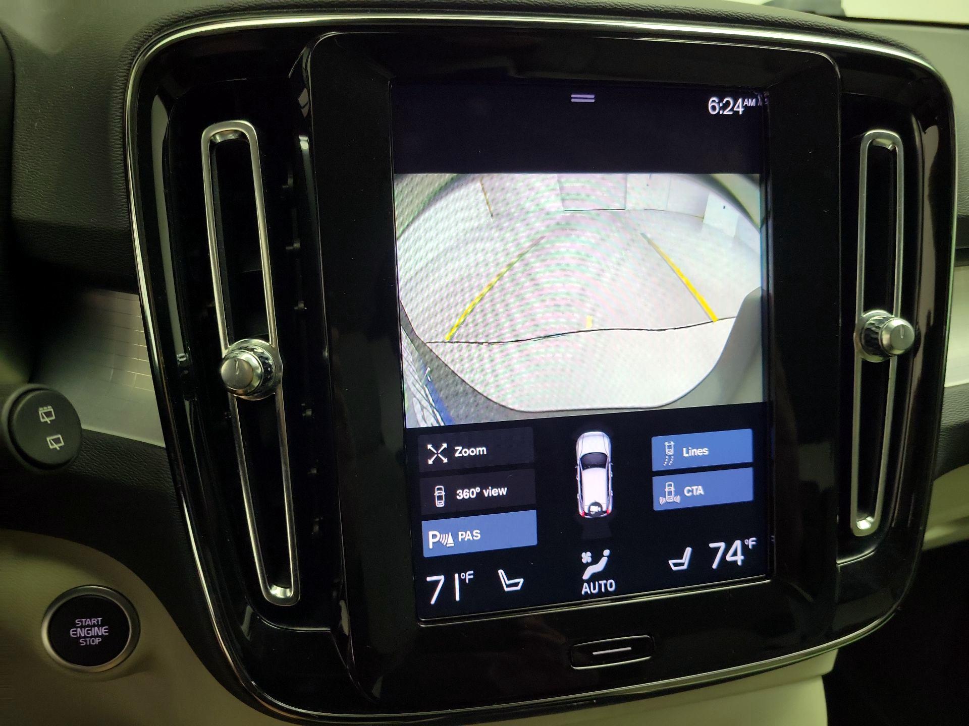 Thumbnail: 2022 Volvo XC40 - 15