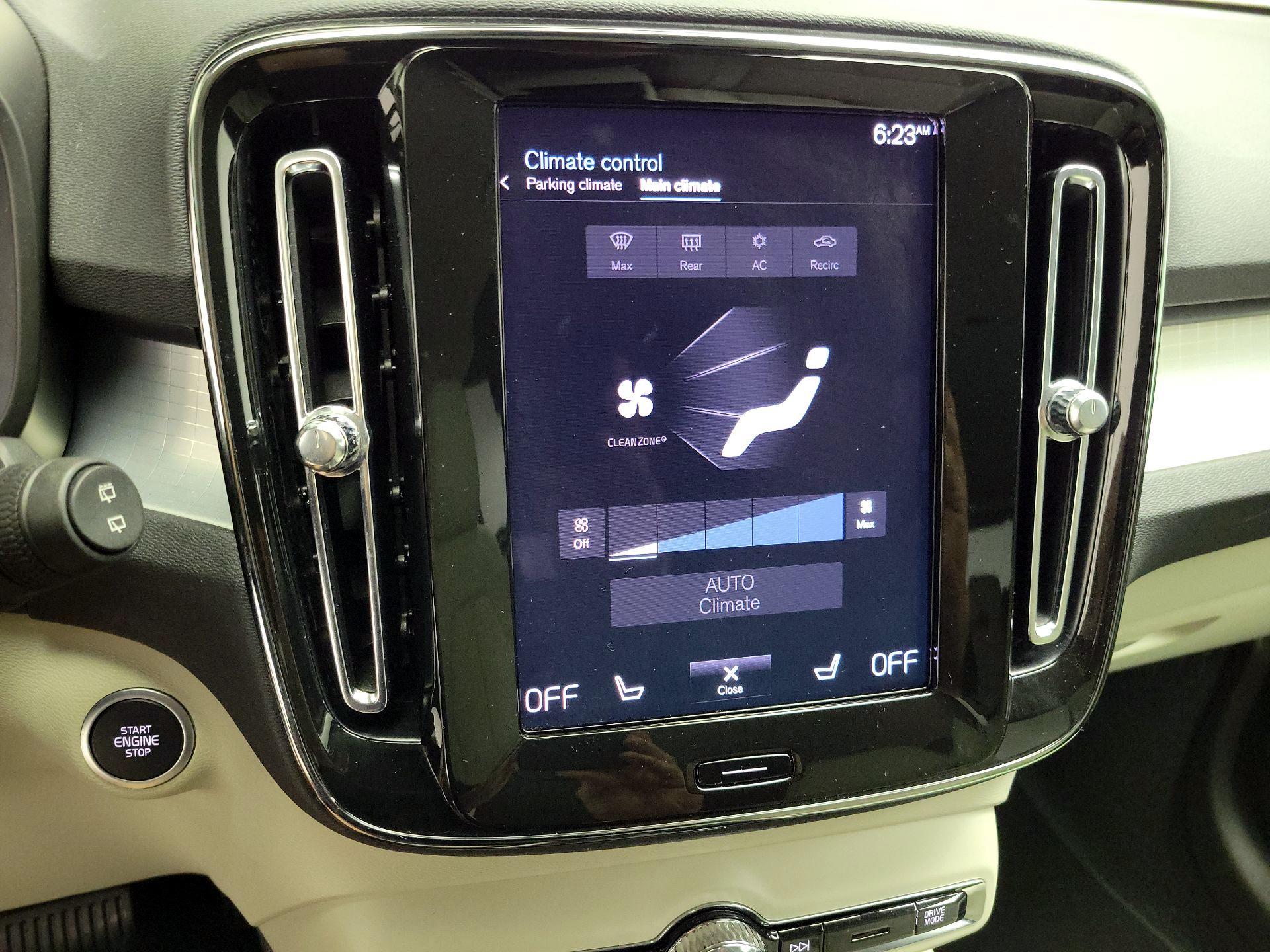 Thumbnail: 2022 Volvo XC40 - 17