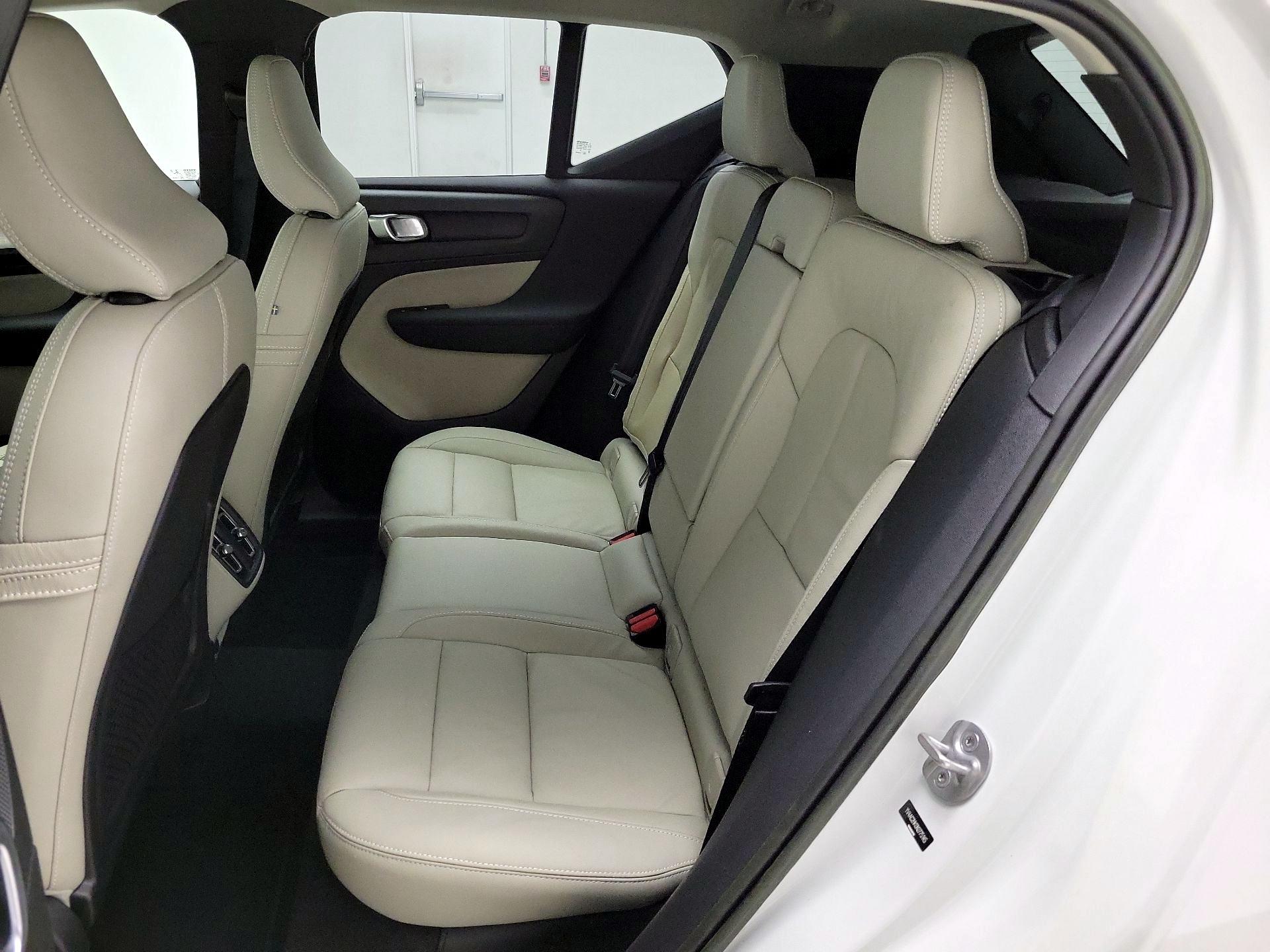 Thumbnail: 2022 Volvo XC40 - 20