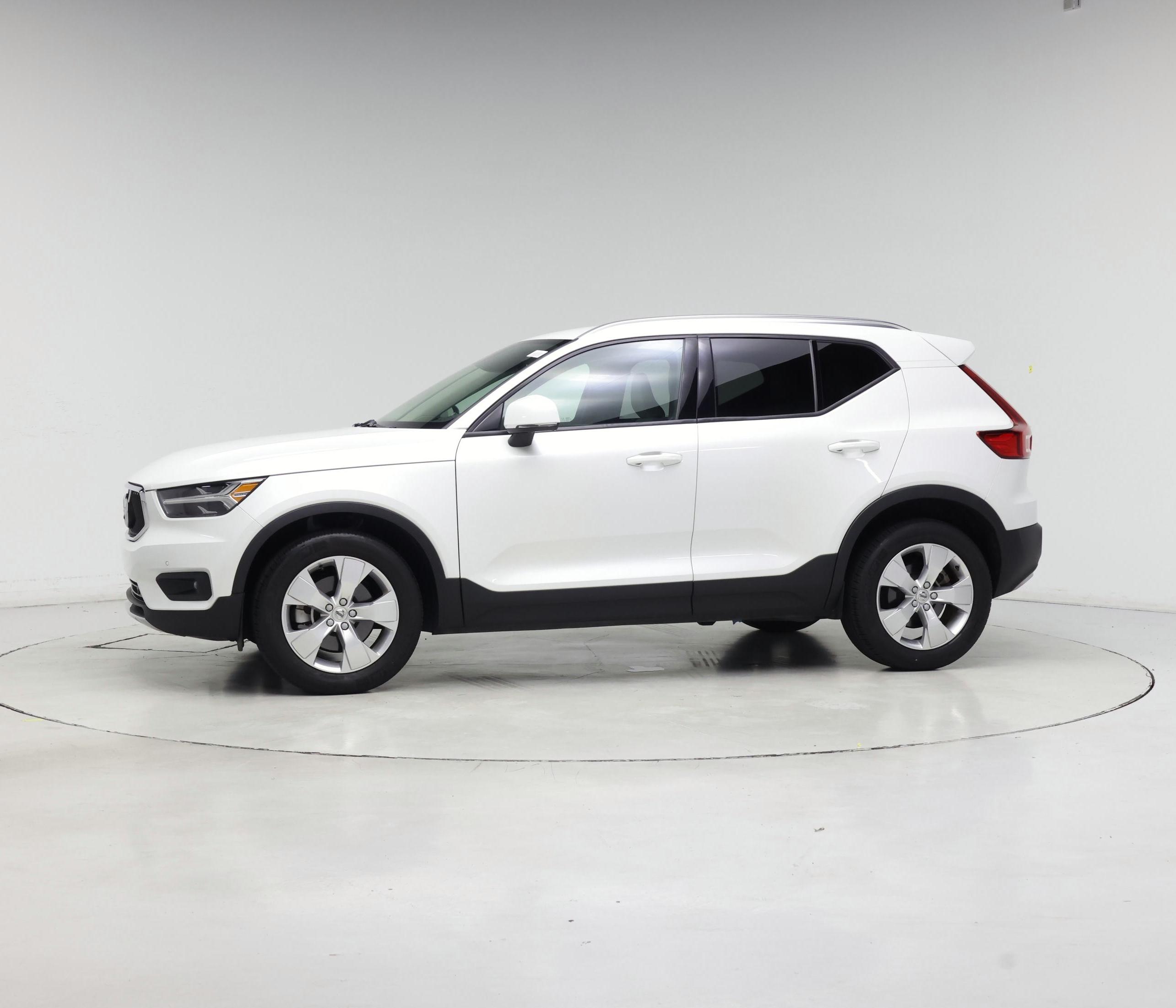 Thumbnail: 2022 Volvo XC40 - 3