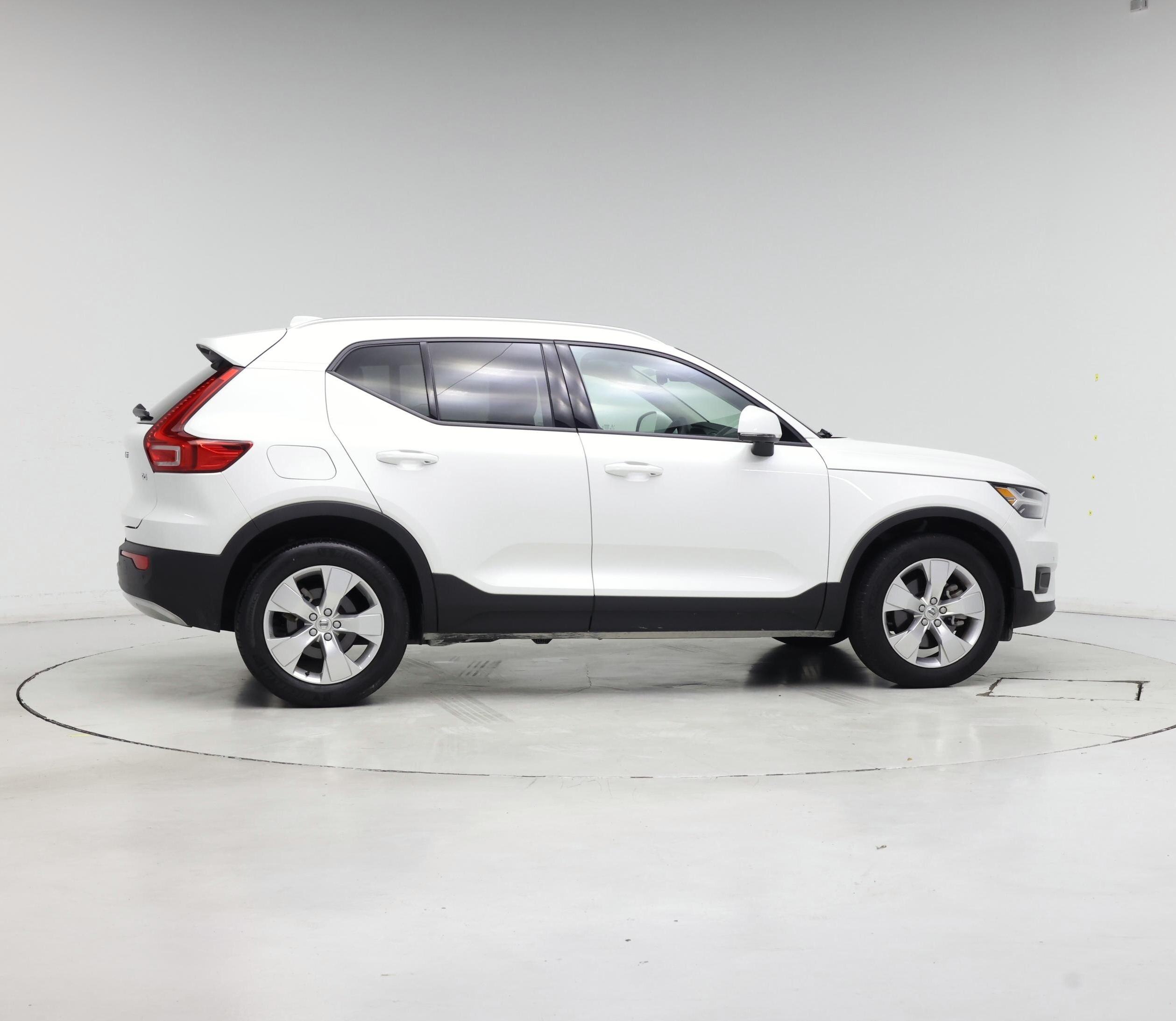 Thumbnail: 2022 Volvo XC40 - 7