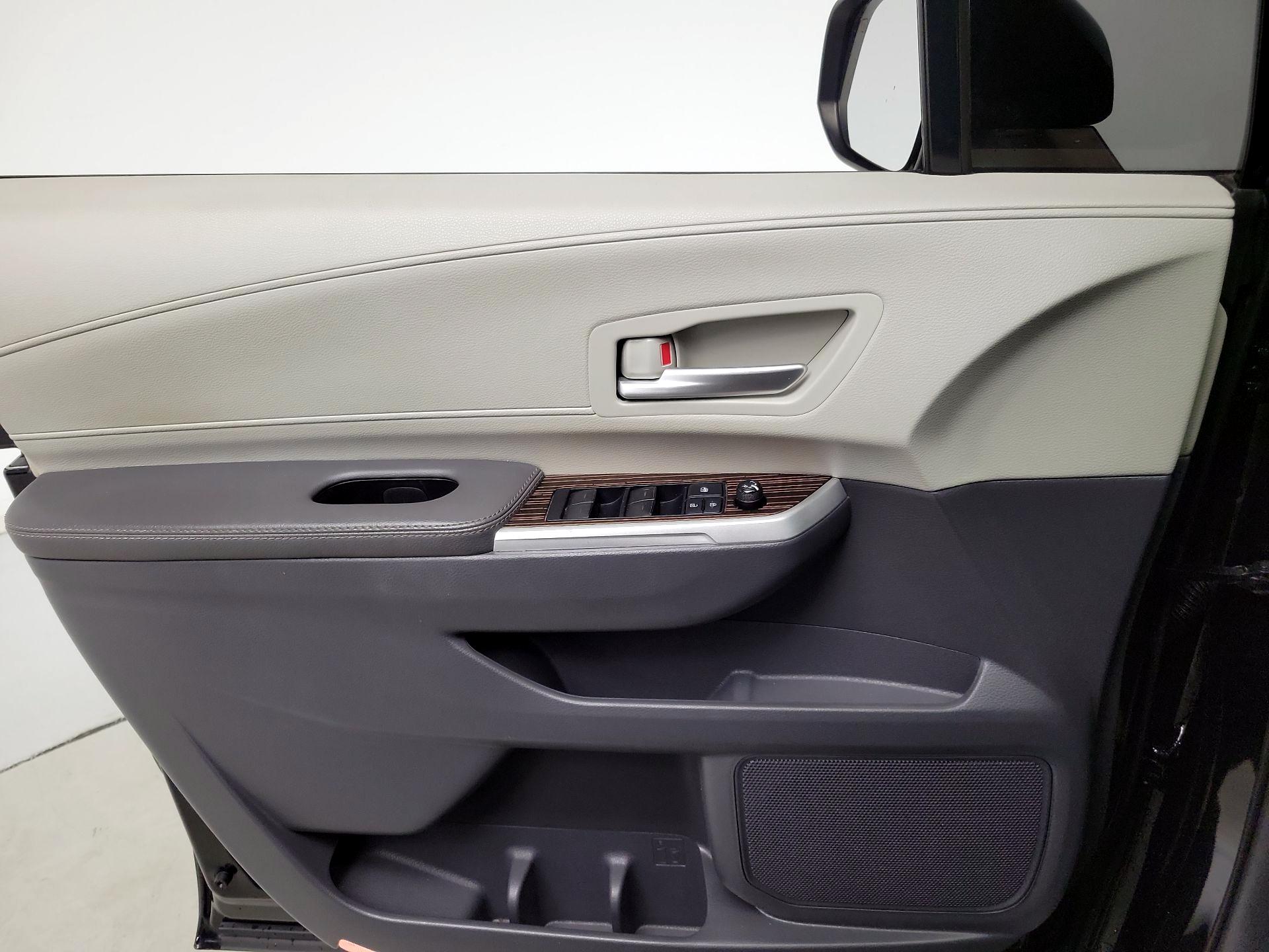 Thumbnail: 2022 Toyota Sienna - 12