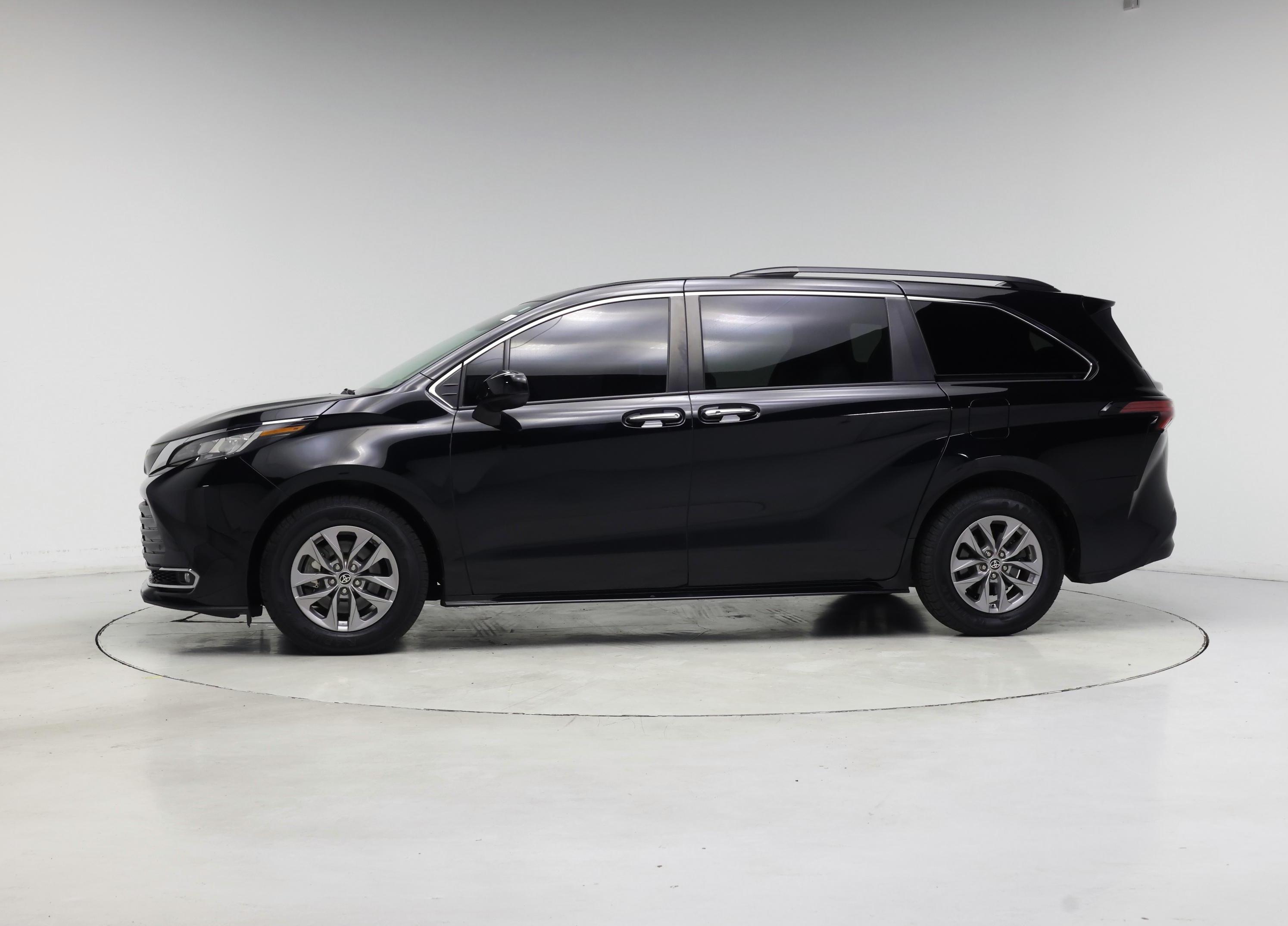 Thumbnail: 2022 Toyota Sienna - 3