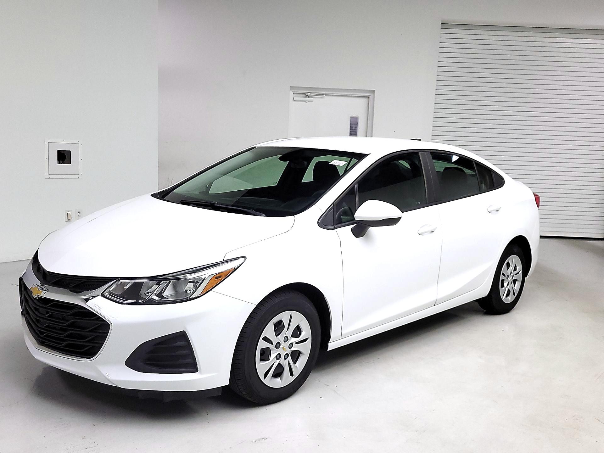 Thumbnail: 2019 Chevrolet Cruze - 3