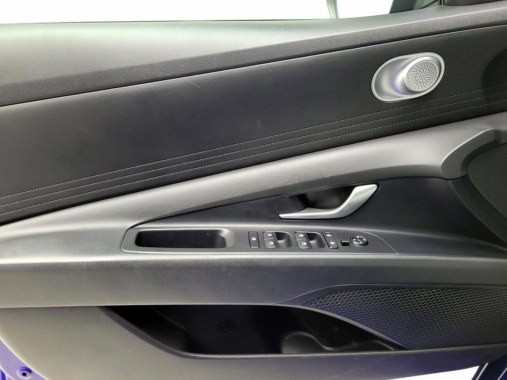 Thumbnail: 2023 Hyundai Elantra - 10