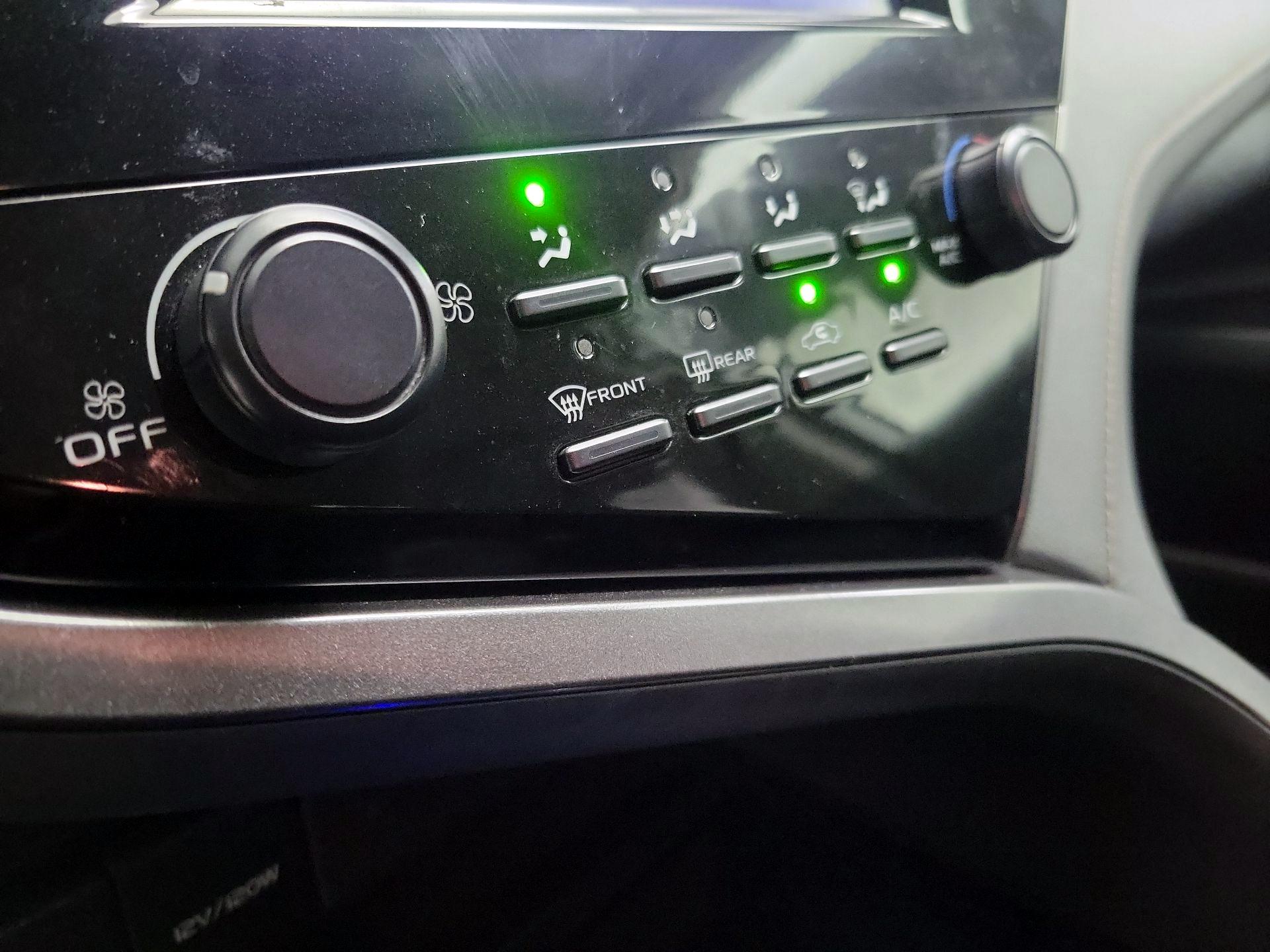 Thumbnail: 2019 Toyota Camry - 16