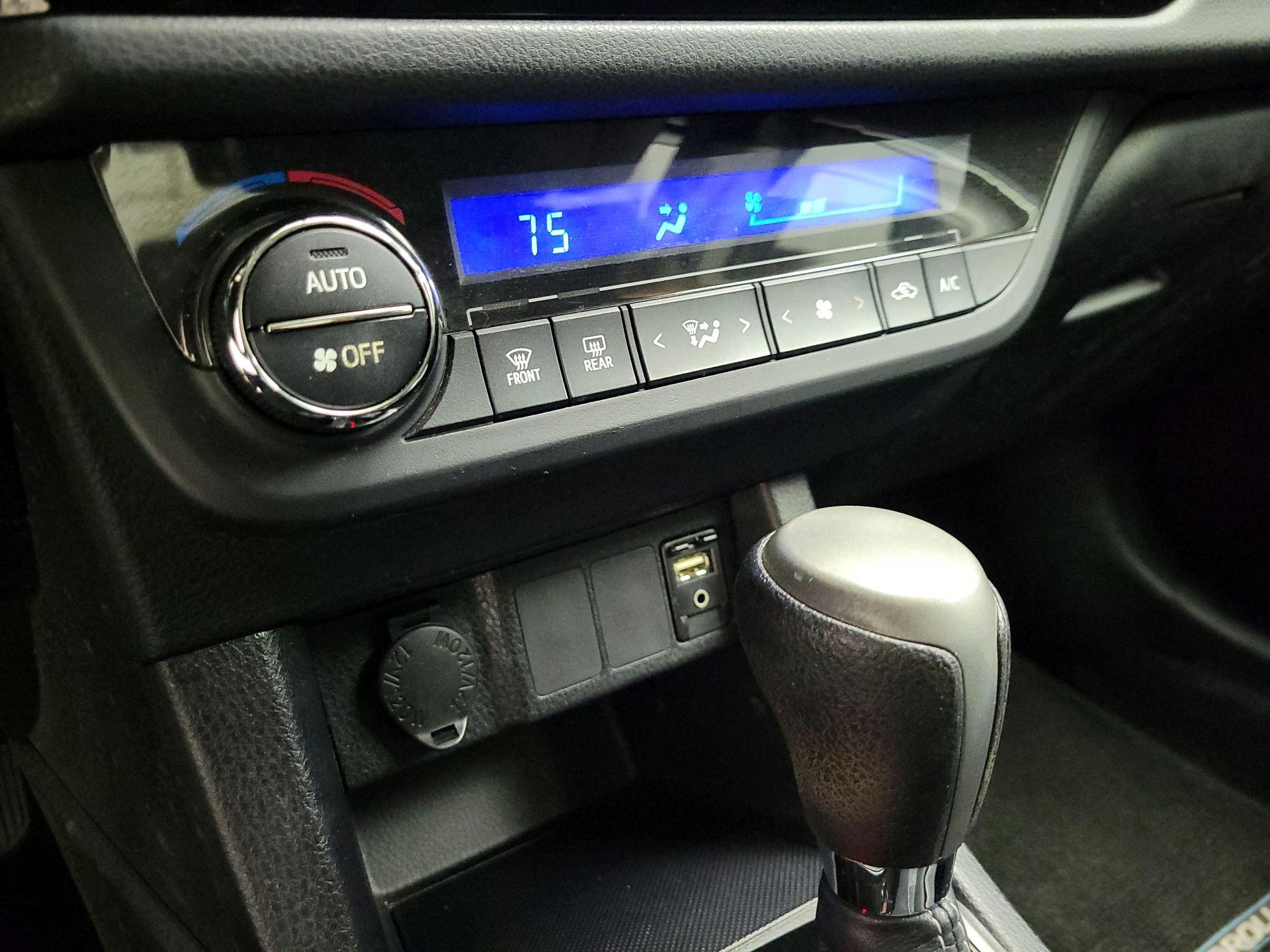 Thumbnail: 2014 Toyota Corolla - 16