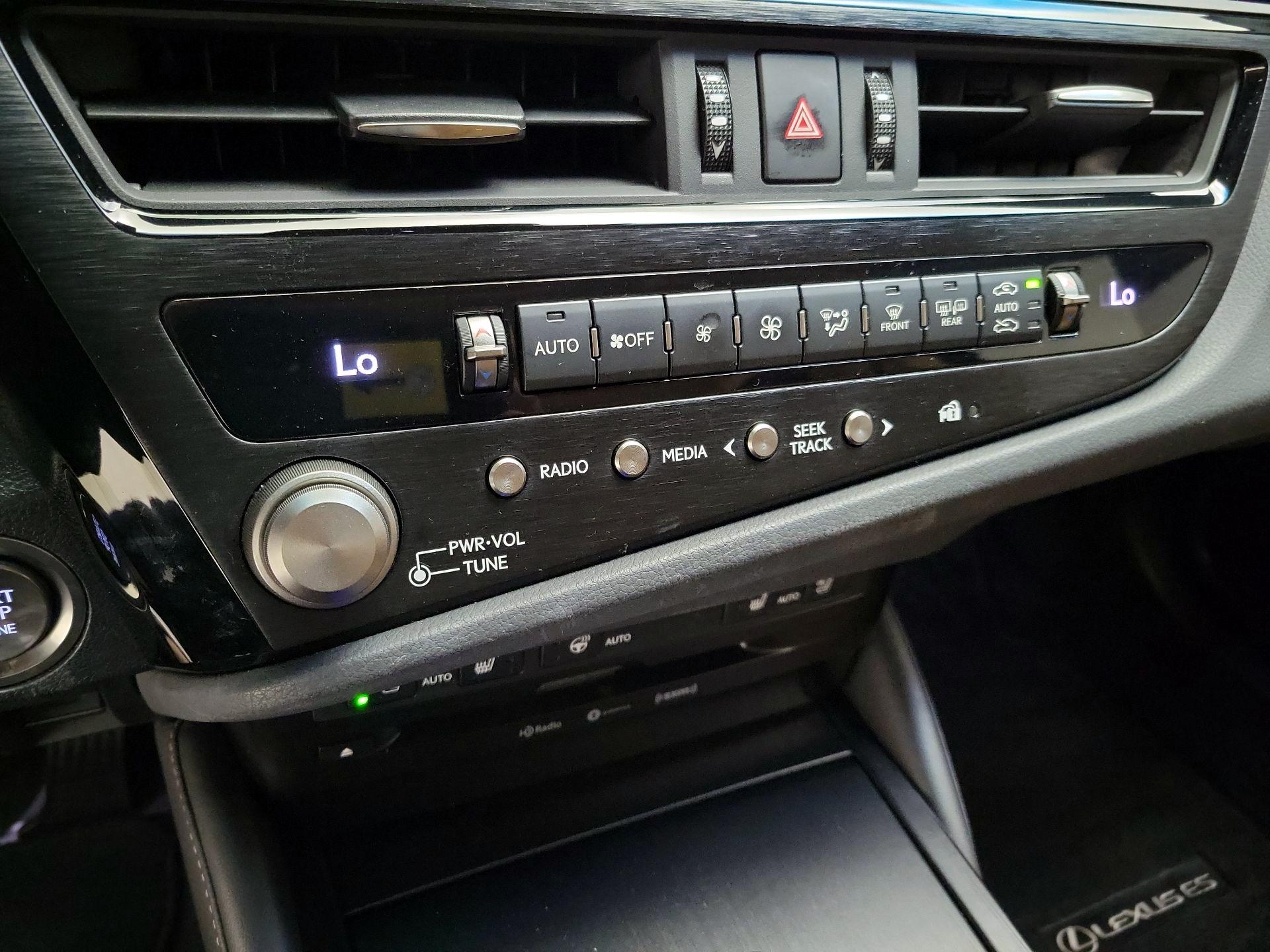 Thumbnail: 2022 Lexus ES - 17