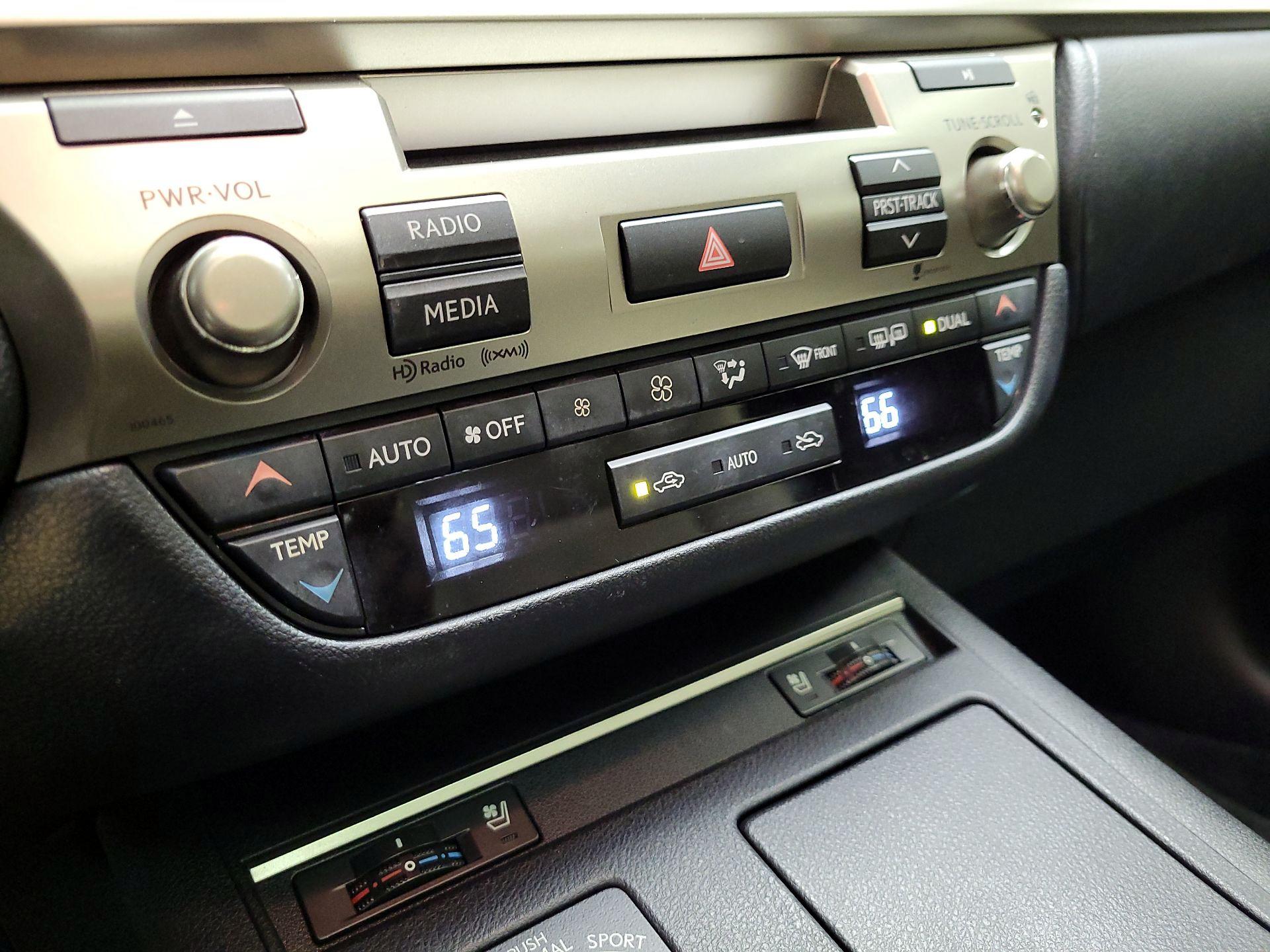 Thumbnail: 2015 Lexus ES - 16