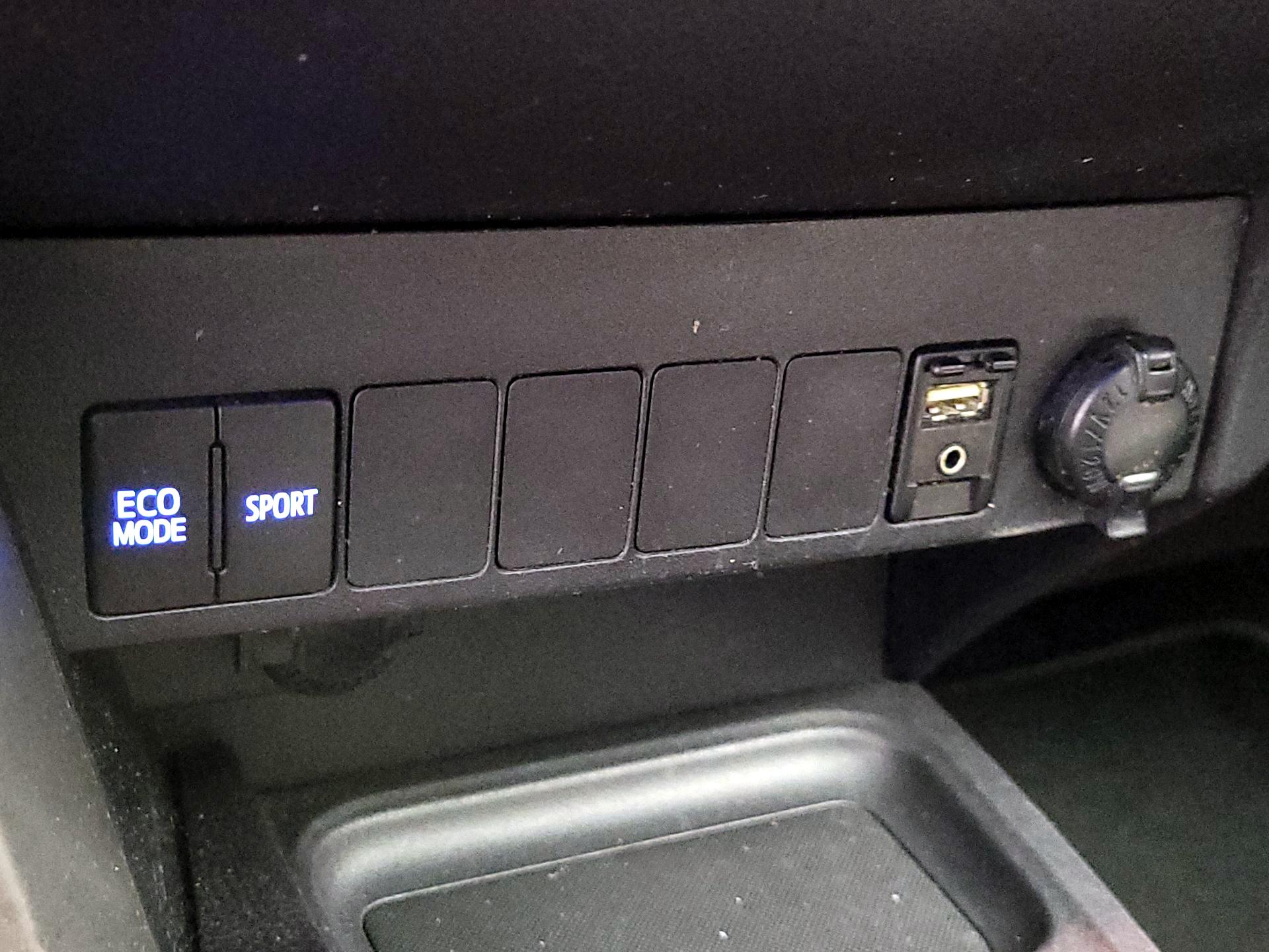 Thumbnail: 2017 Toyota RAV4 - 18