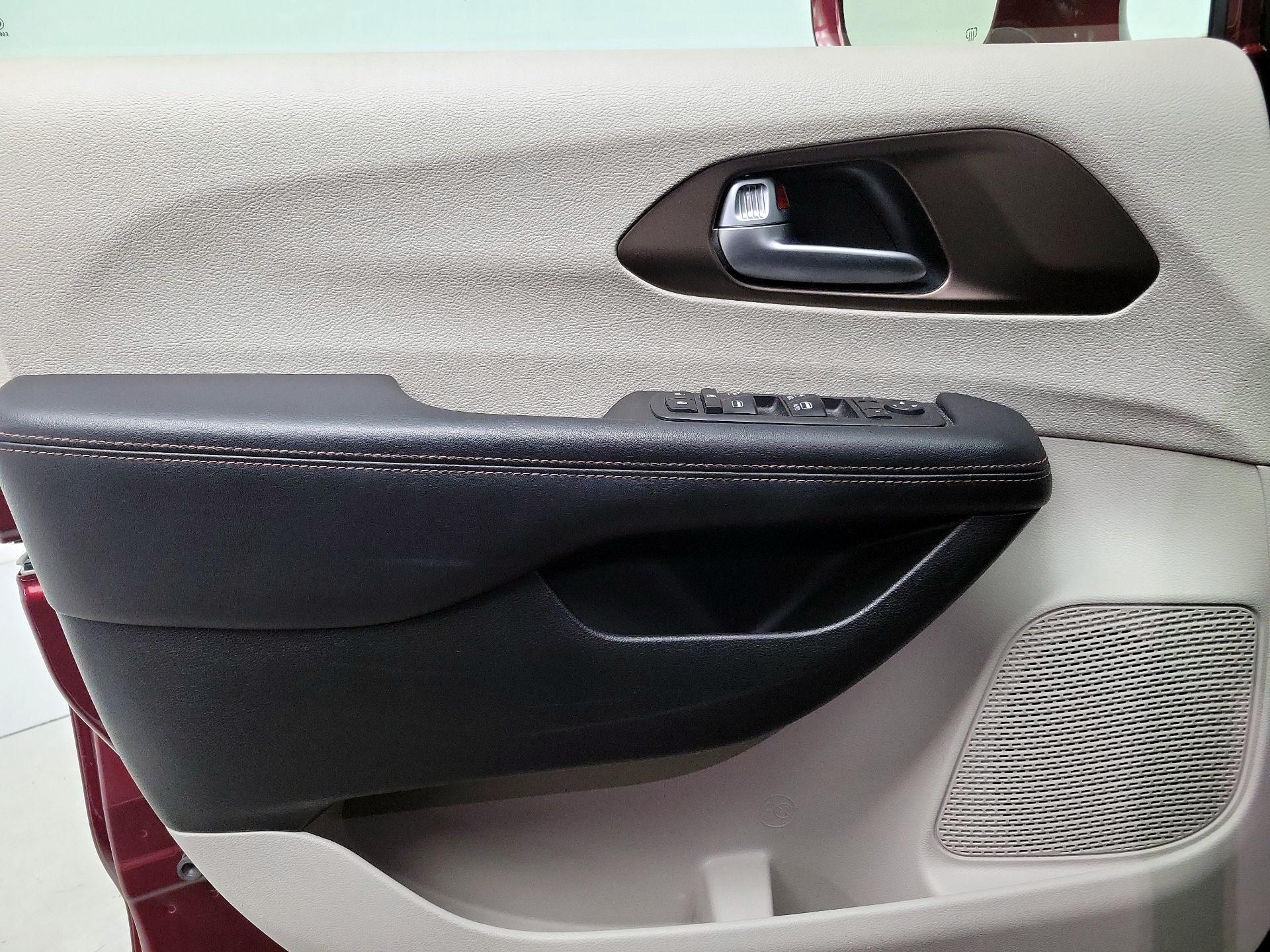 Thumbnail: 2018 Chrysler Pacifica - 12