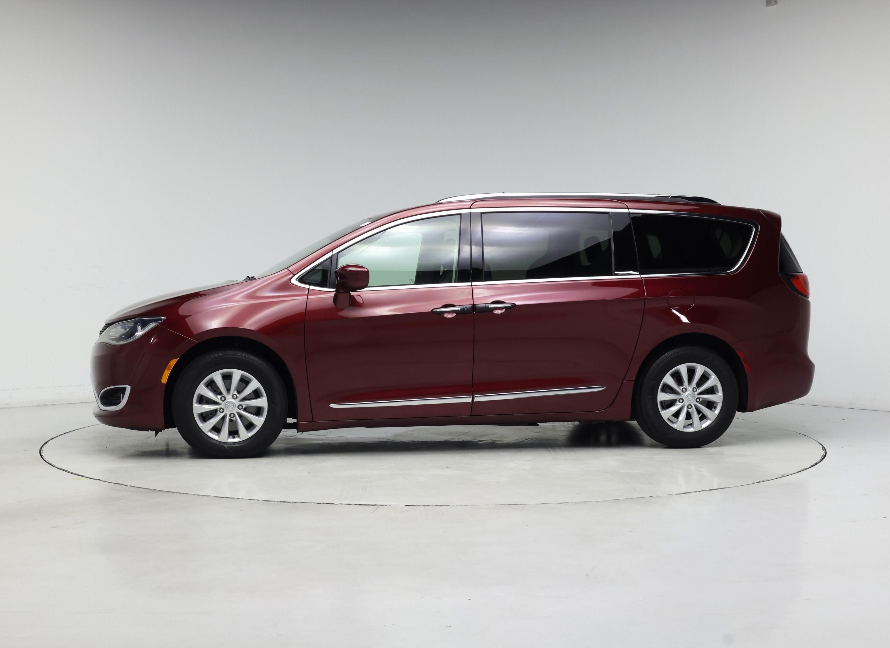 Thumbnail: 2018 Chrysler Pacifica - 3