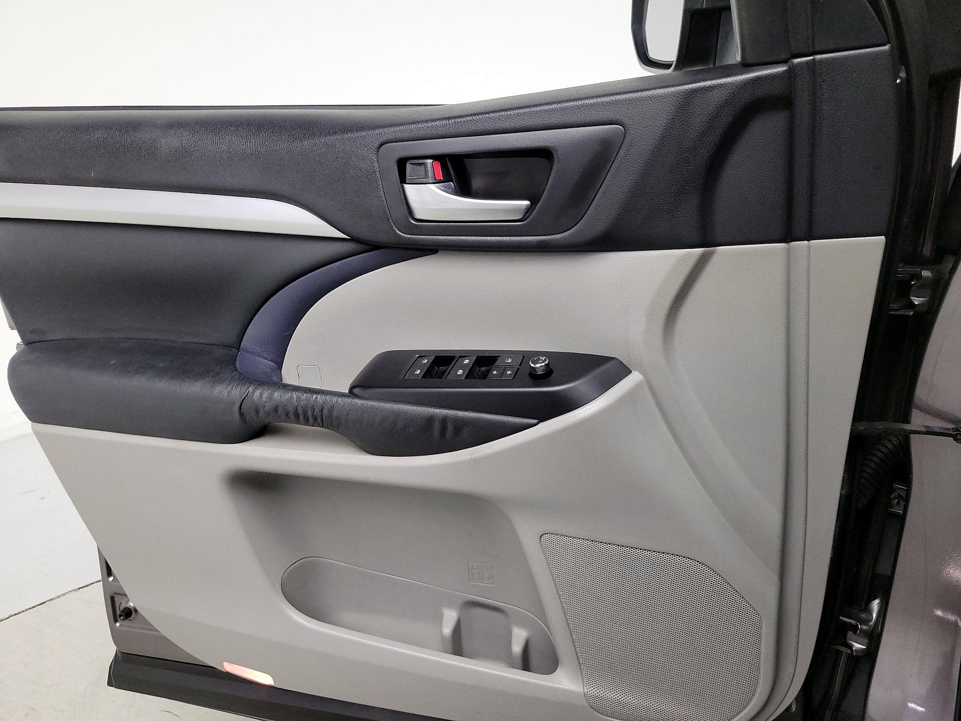 Thumbnail: 2015 Toyota Highlander - 12