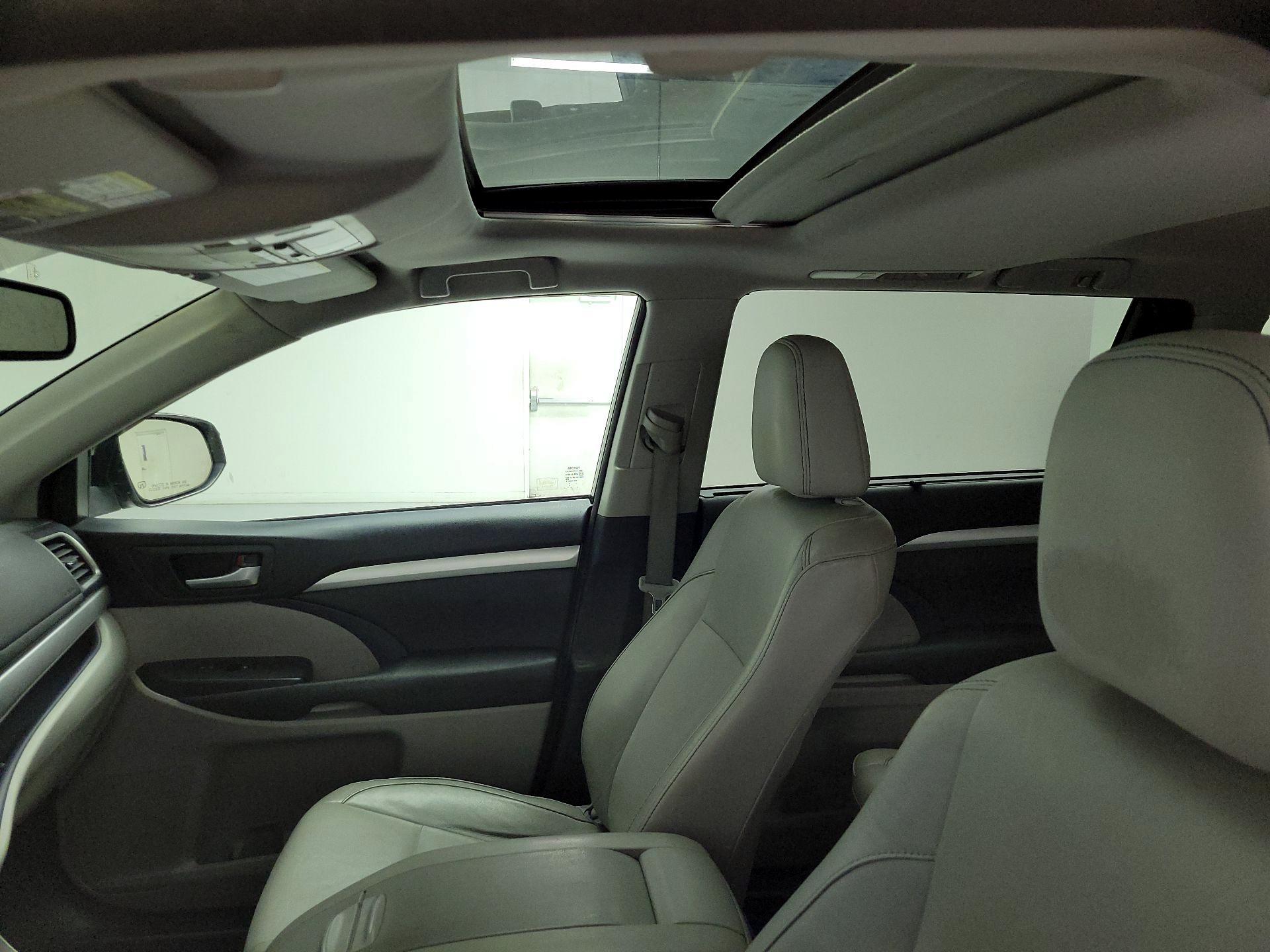 Thumbnail: 2015 Toyota Highlander - 19