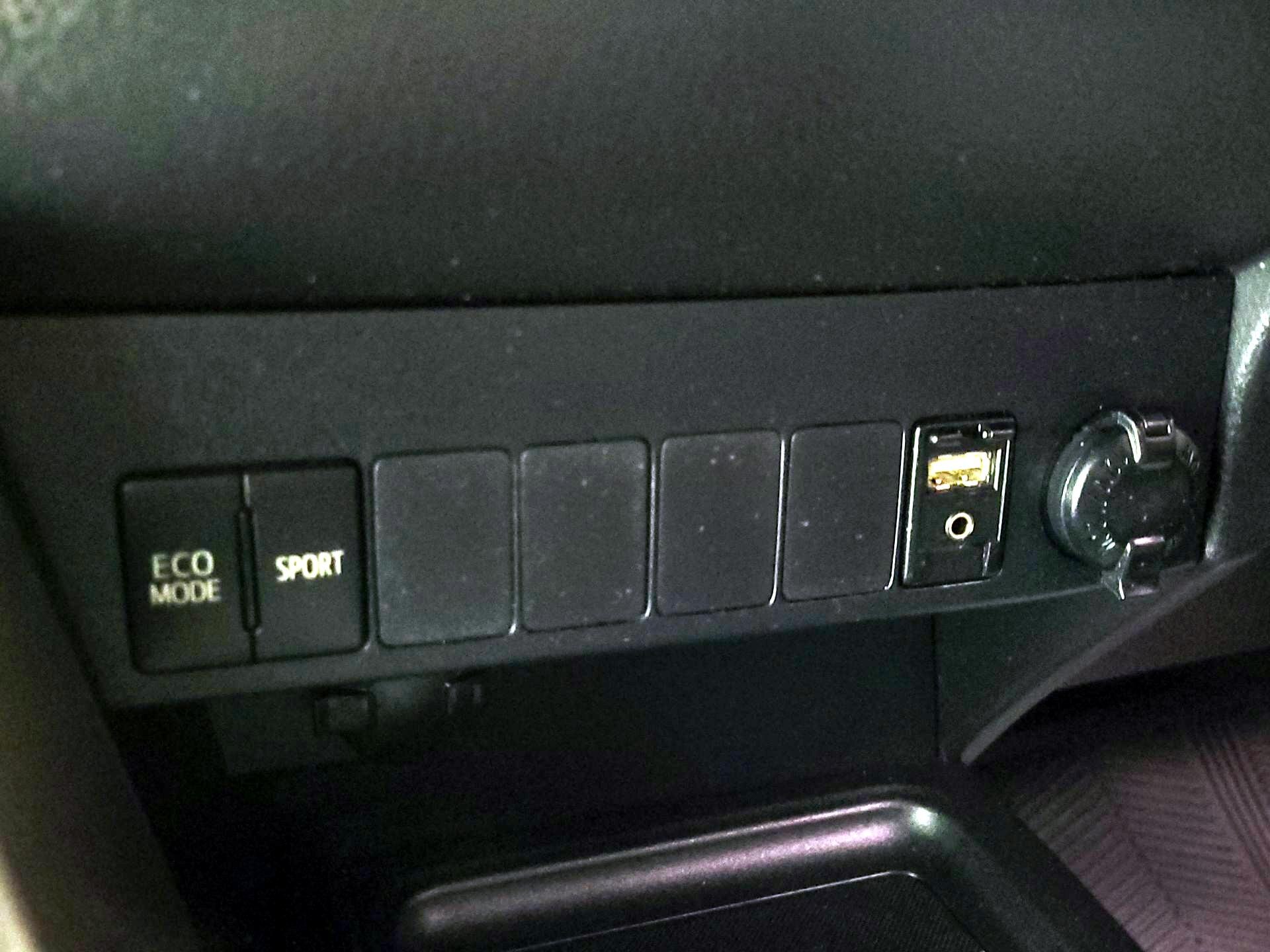 Thumbnail: 2015 Toyota RAV4 - 16