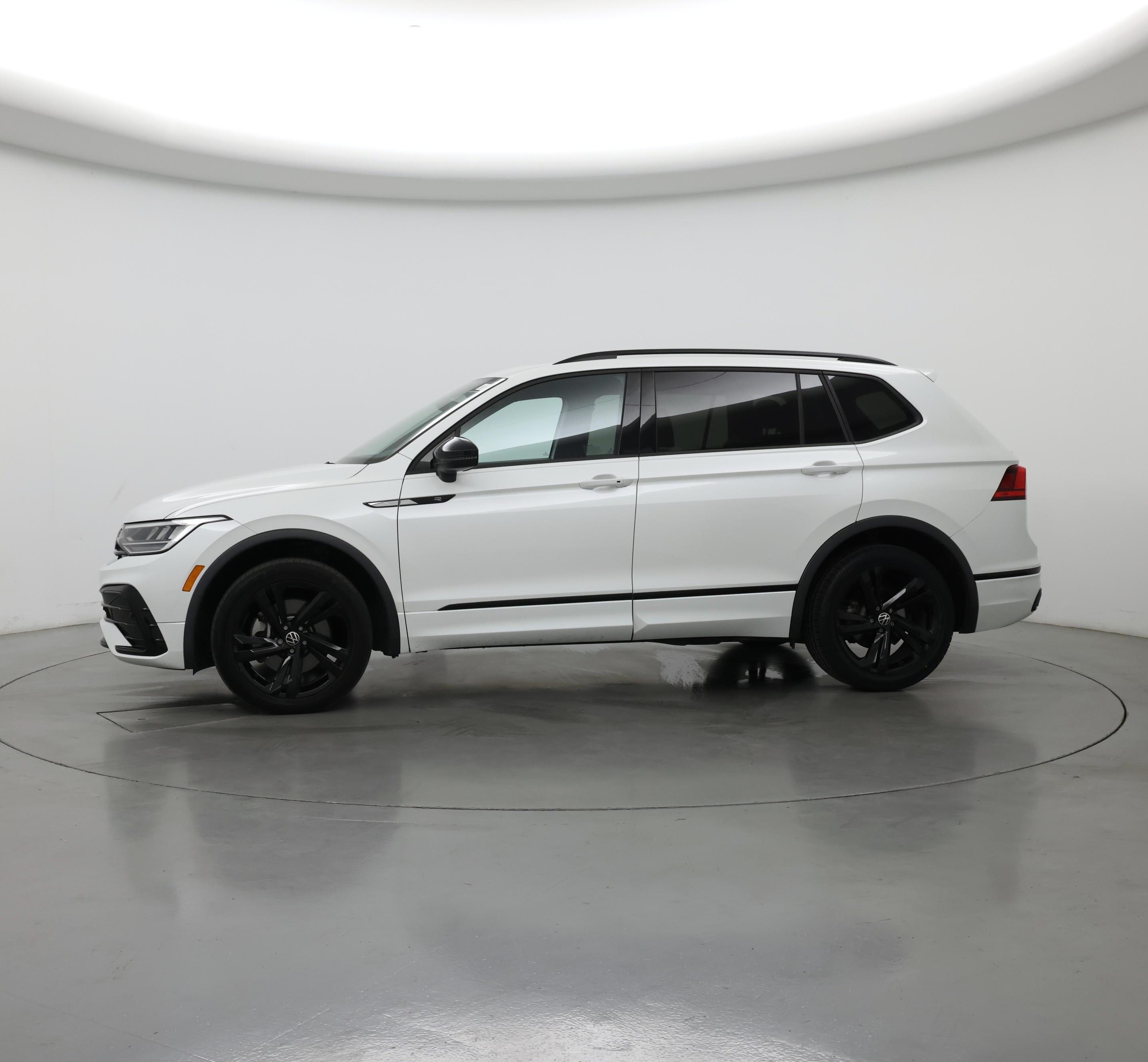 Thumbnail: 2023 Volkswagen Tiguan - 3