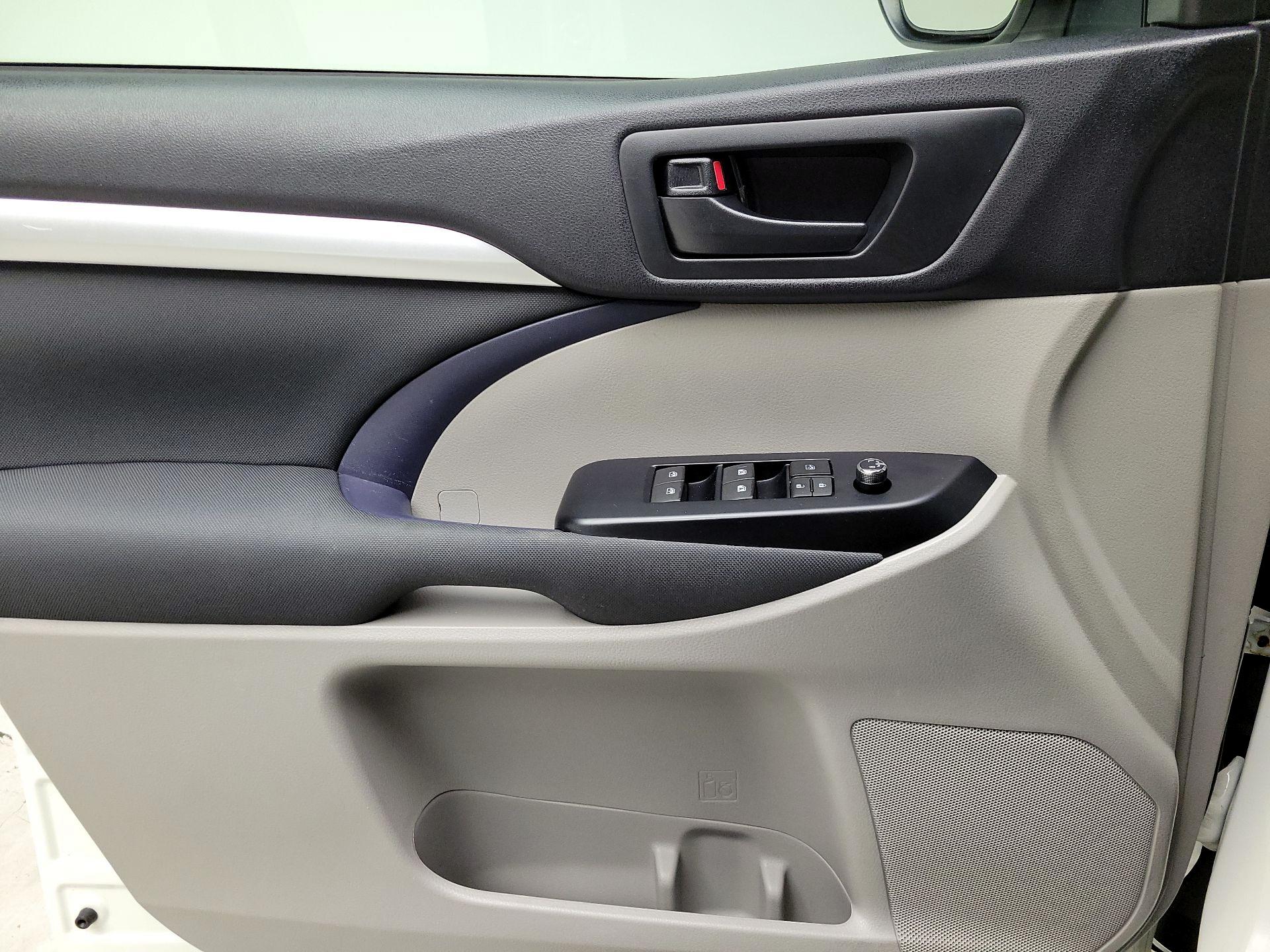 Thumbnail: 2016 Toyota Highlander - 10