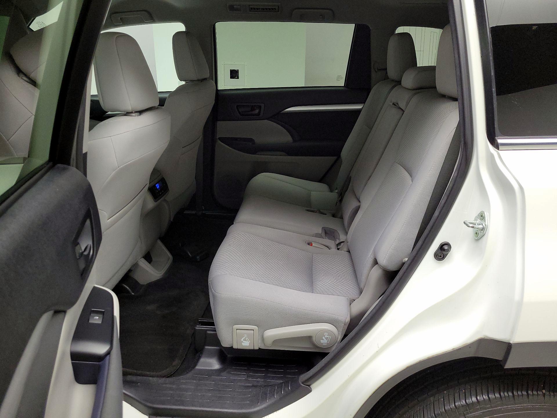 Thumbnail: 2016 Toyota Highlander - 17