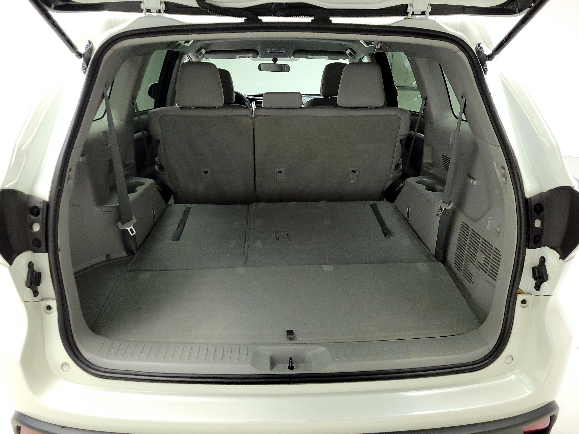 Thumbnail: 2016 Toyota Highlander - 20