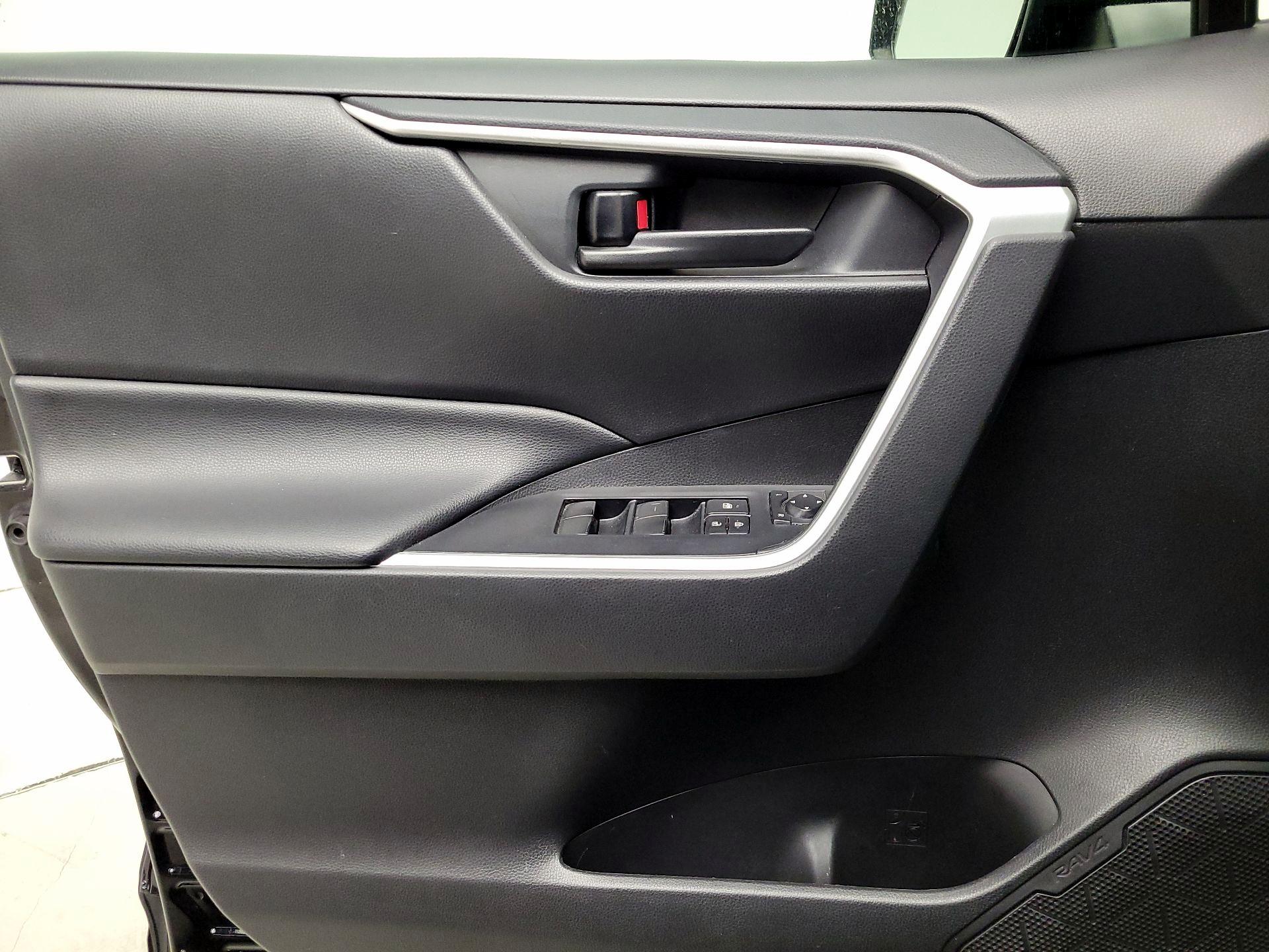 Thumbnail: 2020 Toyota RAV4 - 12