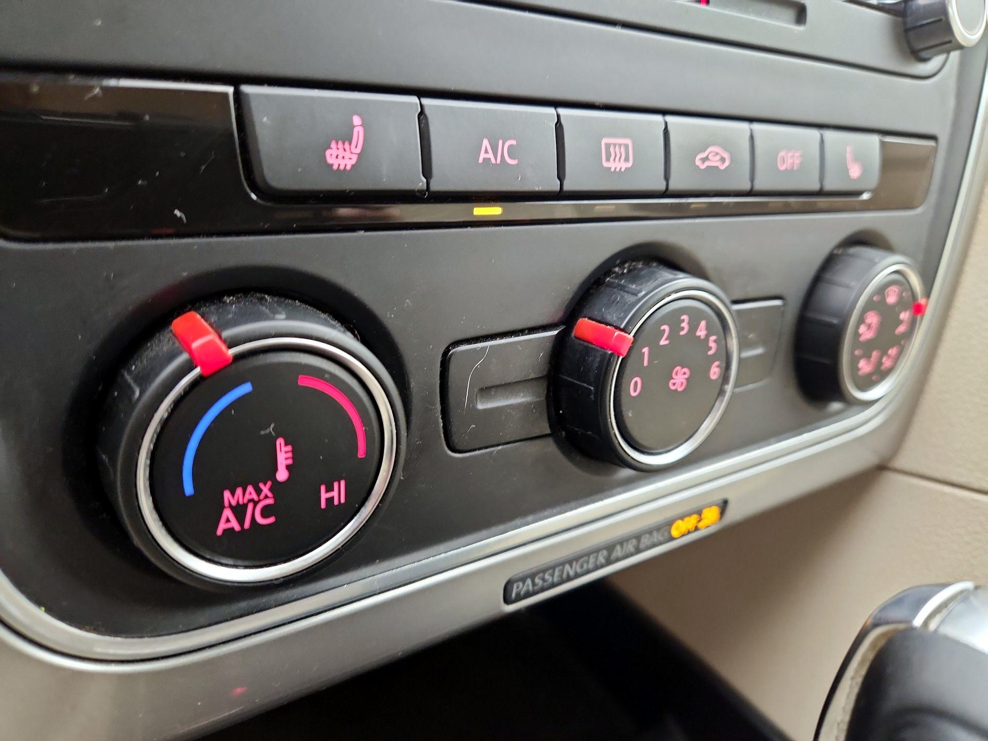 Thumbnail: 2015 Volkswagen Passat - 16