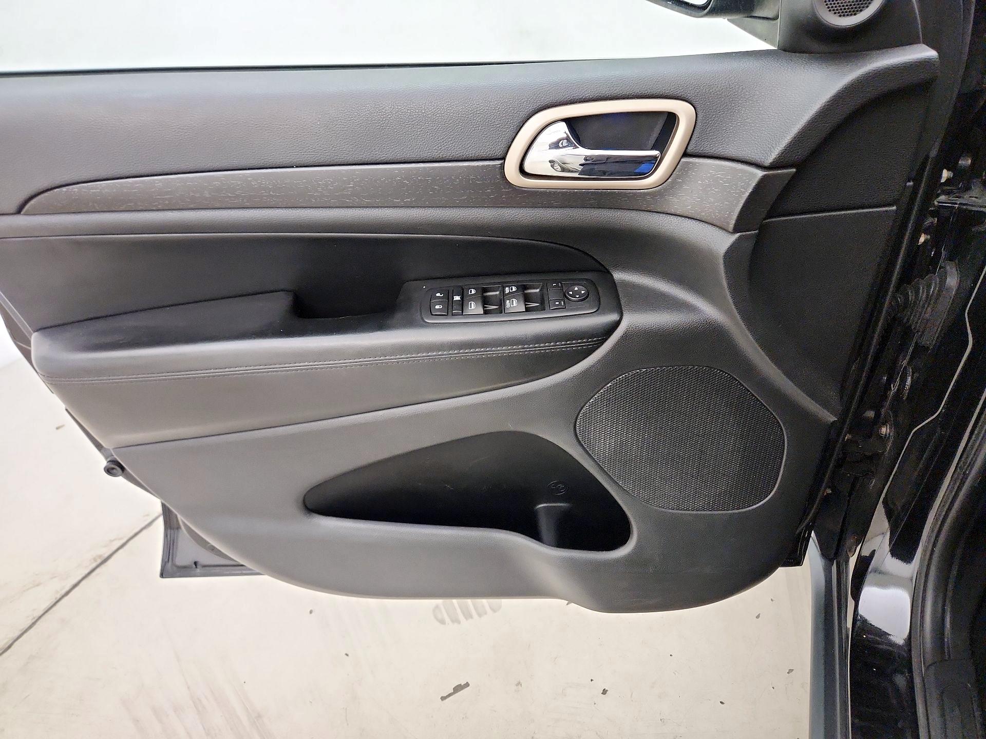 Thumbnail: 2015 Jeep Grand Cherokee - 12