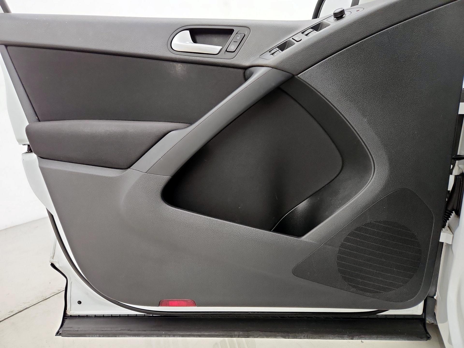 Thumbnail: 2018 Volkswagen Tiguan - 12