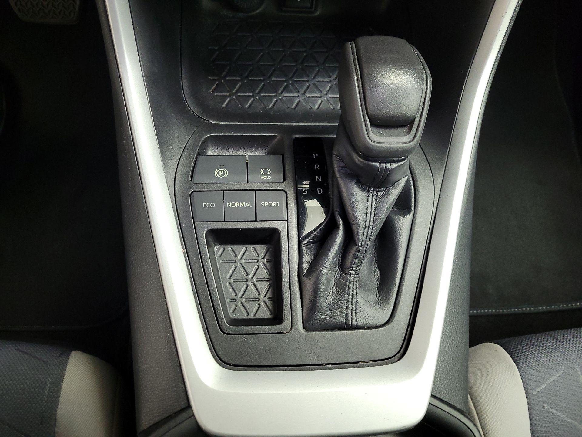 Thumbnail: 2021 Toyota RAV4 - 17