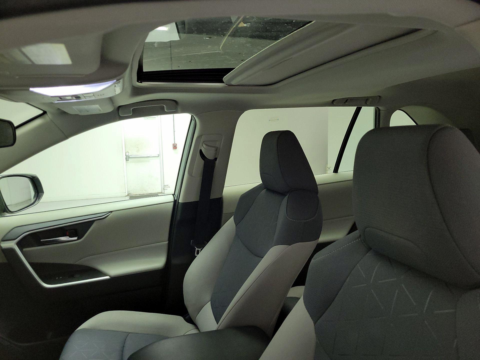 Thumbnail: 2021 Toyota RAV4 - 19