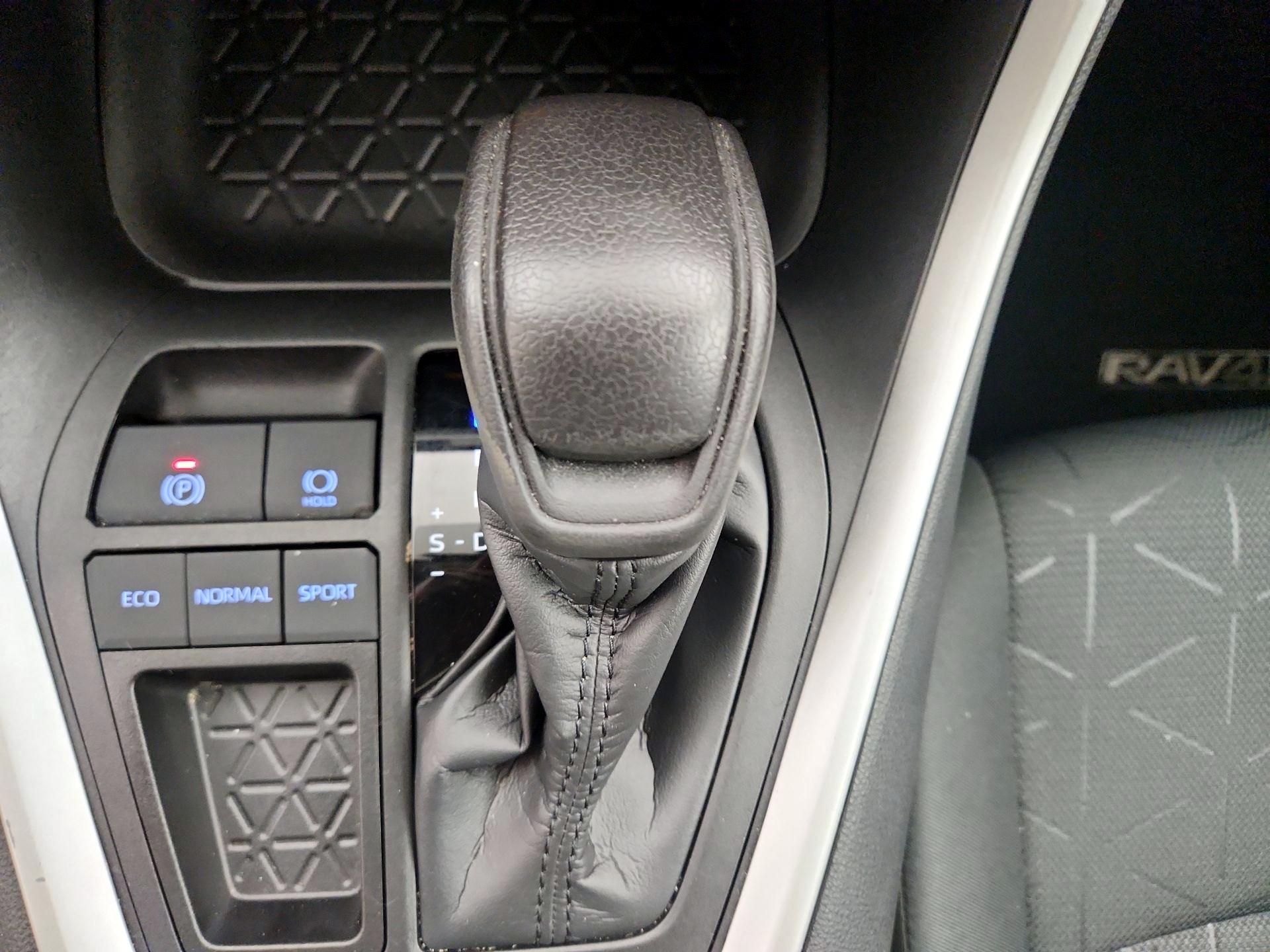 Thumbnail: 2021 Toyota RAV4 - 17