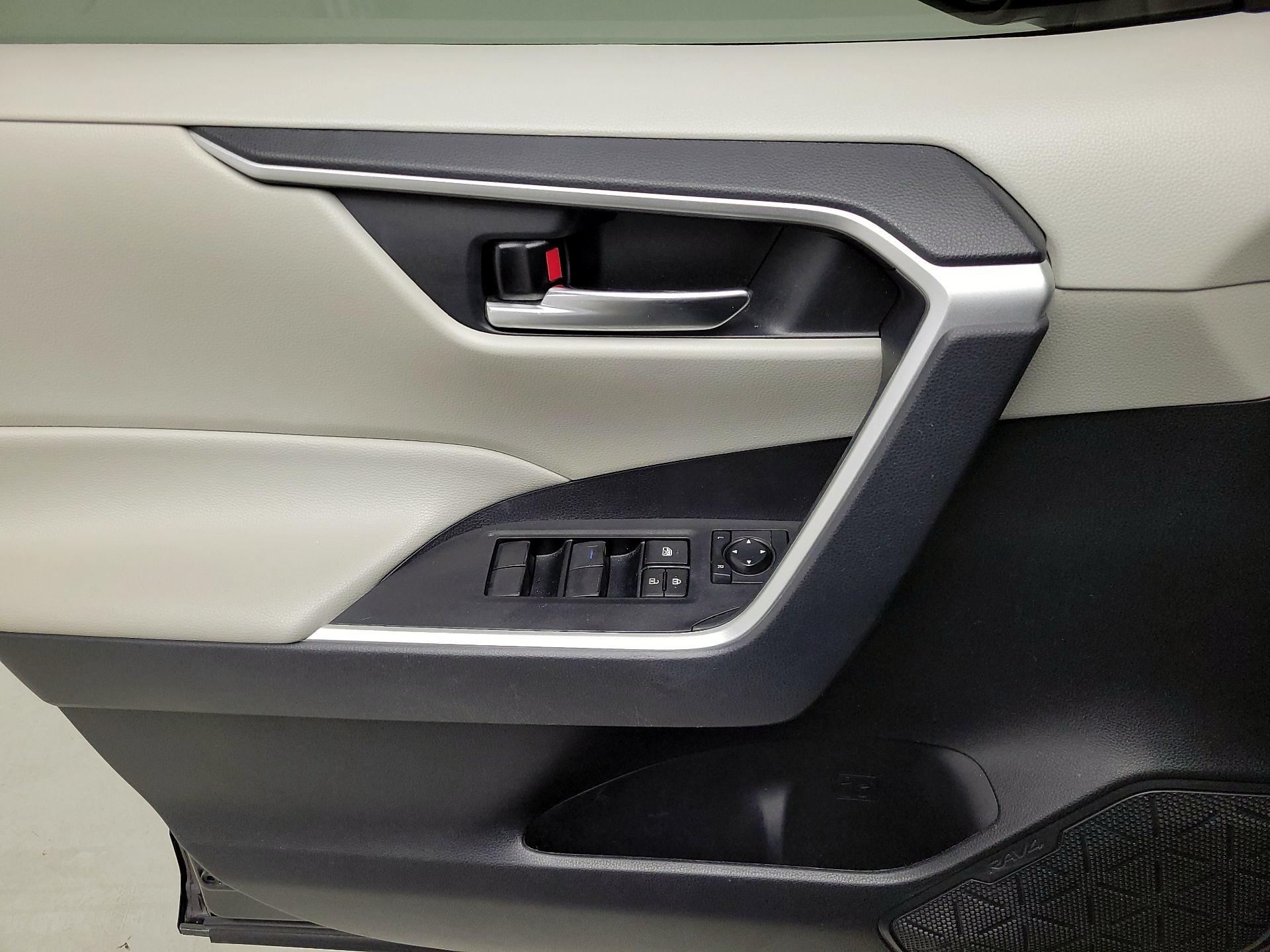 Thumbnail: 2021 Toyota RAV4 - 12