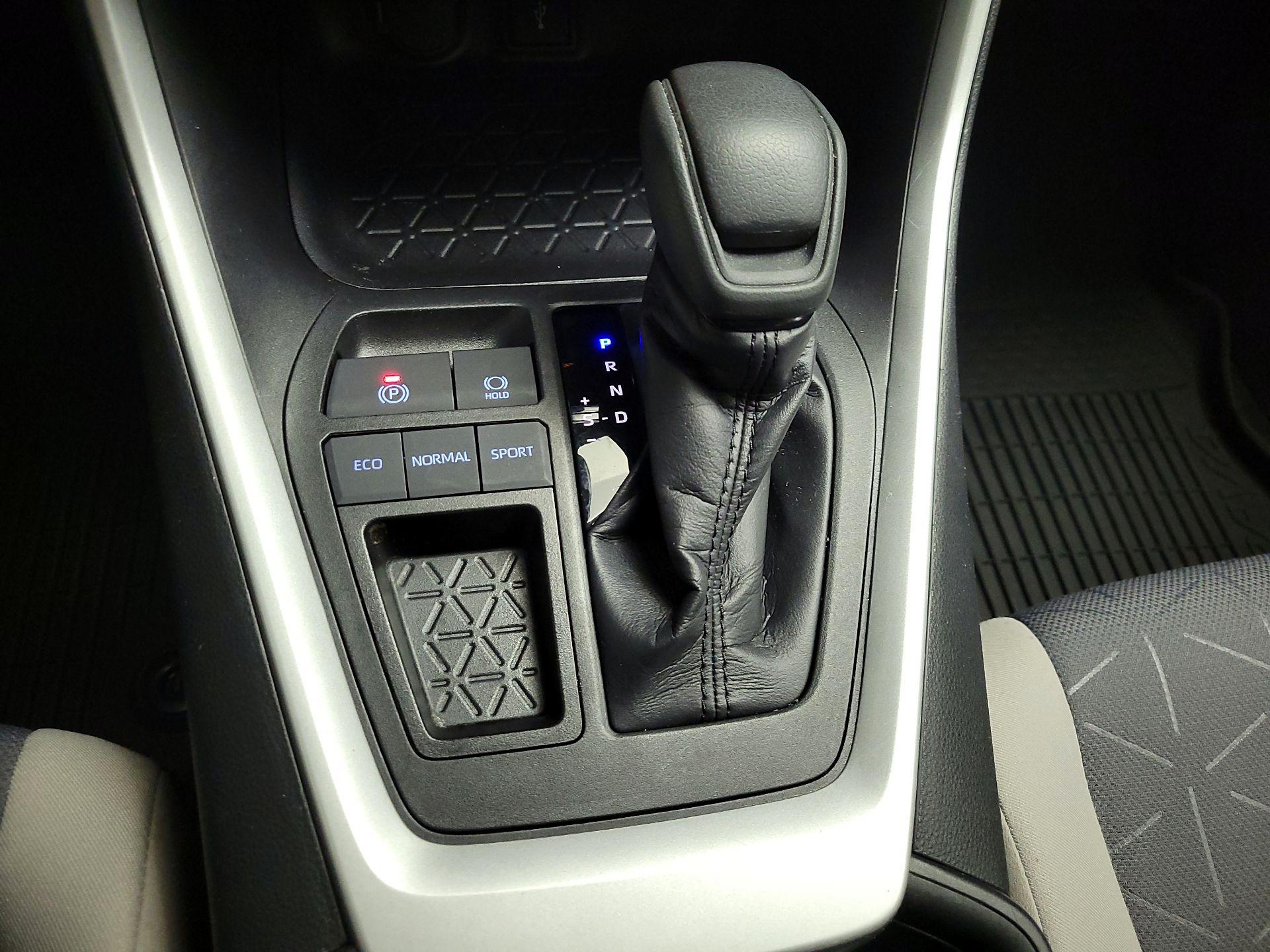 Thumbnail: 2021 Toyota RAV4 - 17