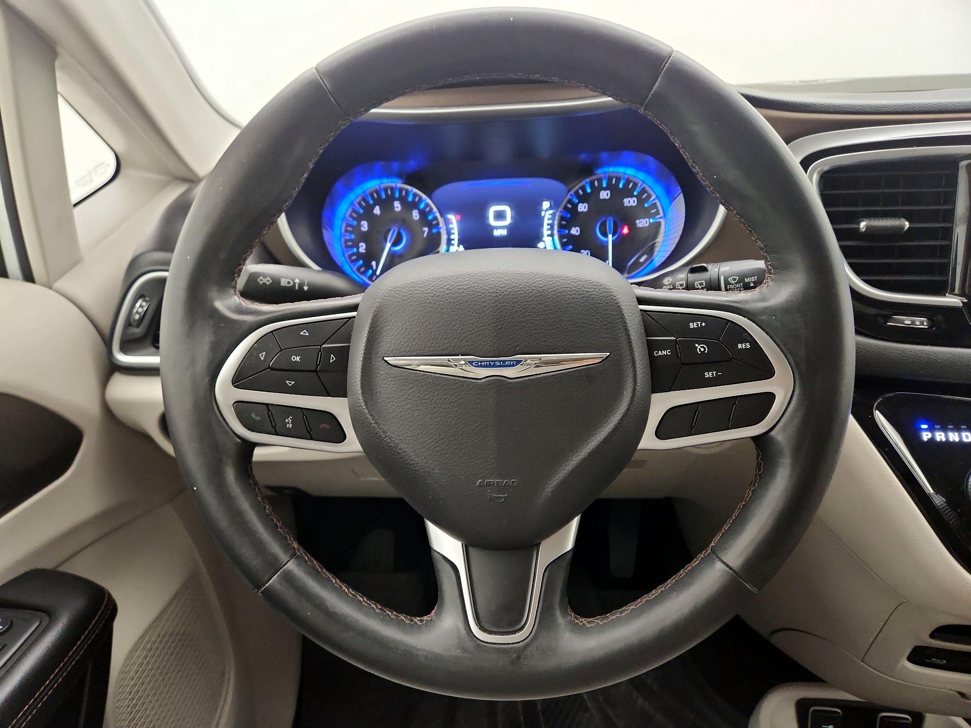 Thumbnail: 2017 Chrysler Pacifica - 10