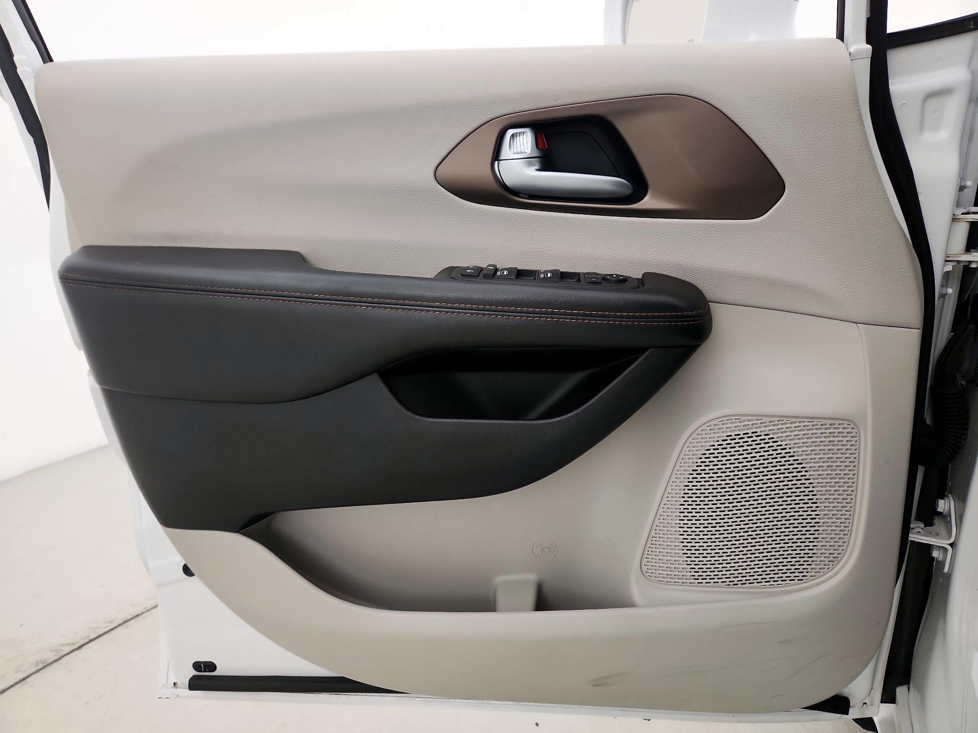 Thumbnail: 2017 Chrysler Pacifica - 12