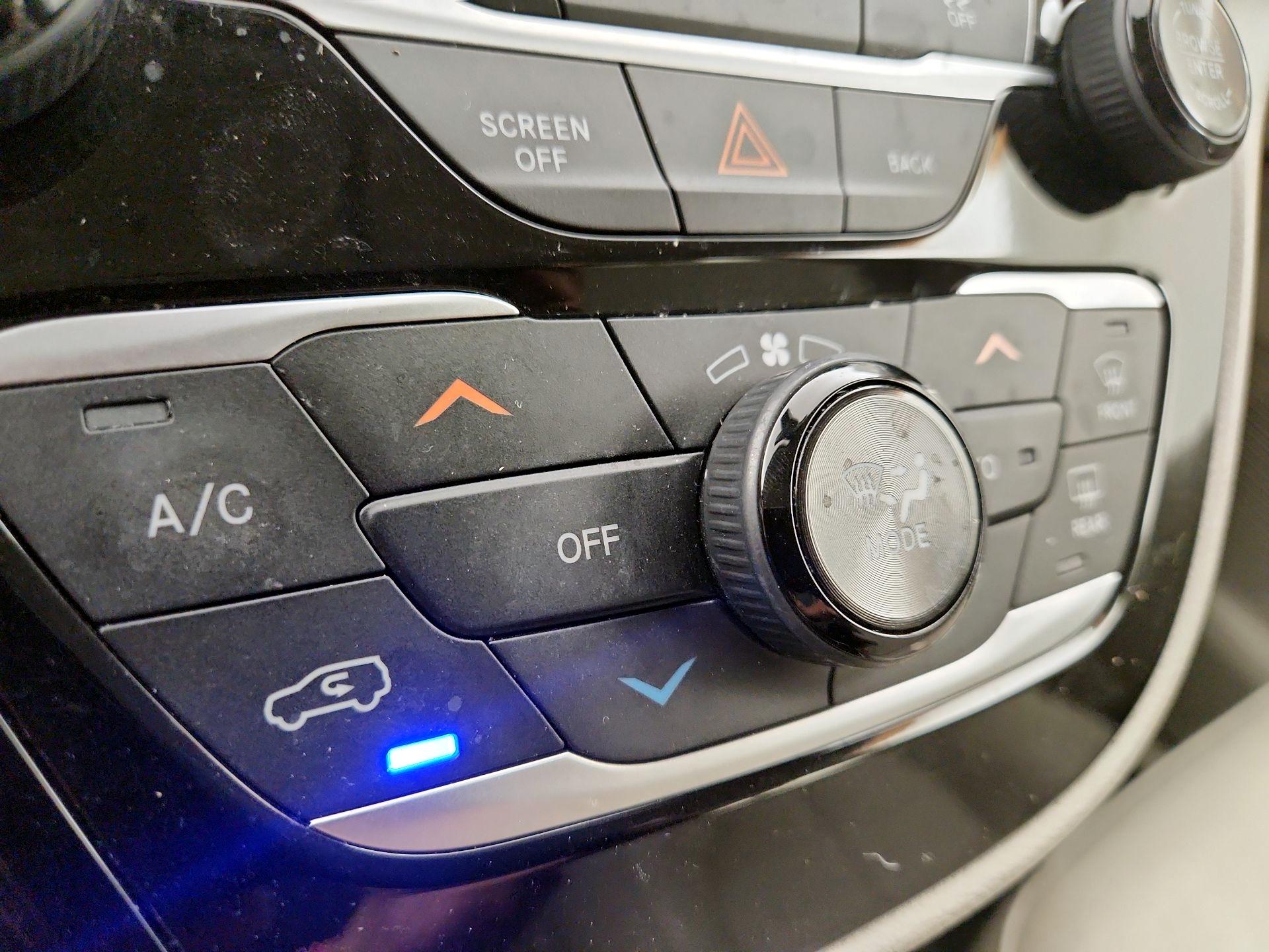 Thumbnail: 2017 Chrysler Pacifica - 17