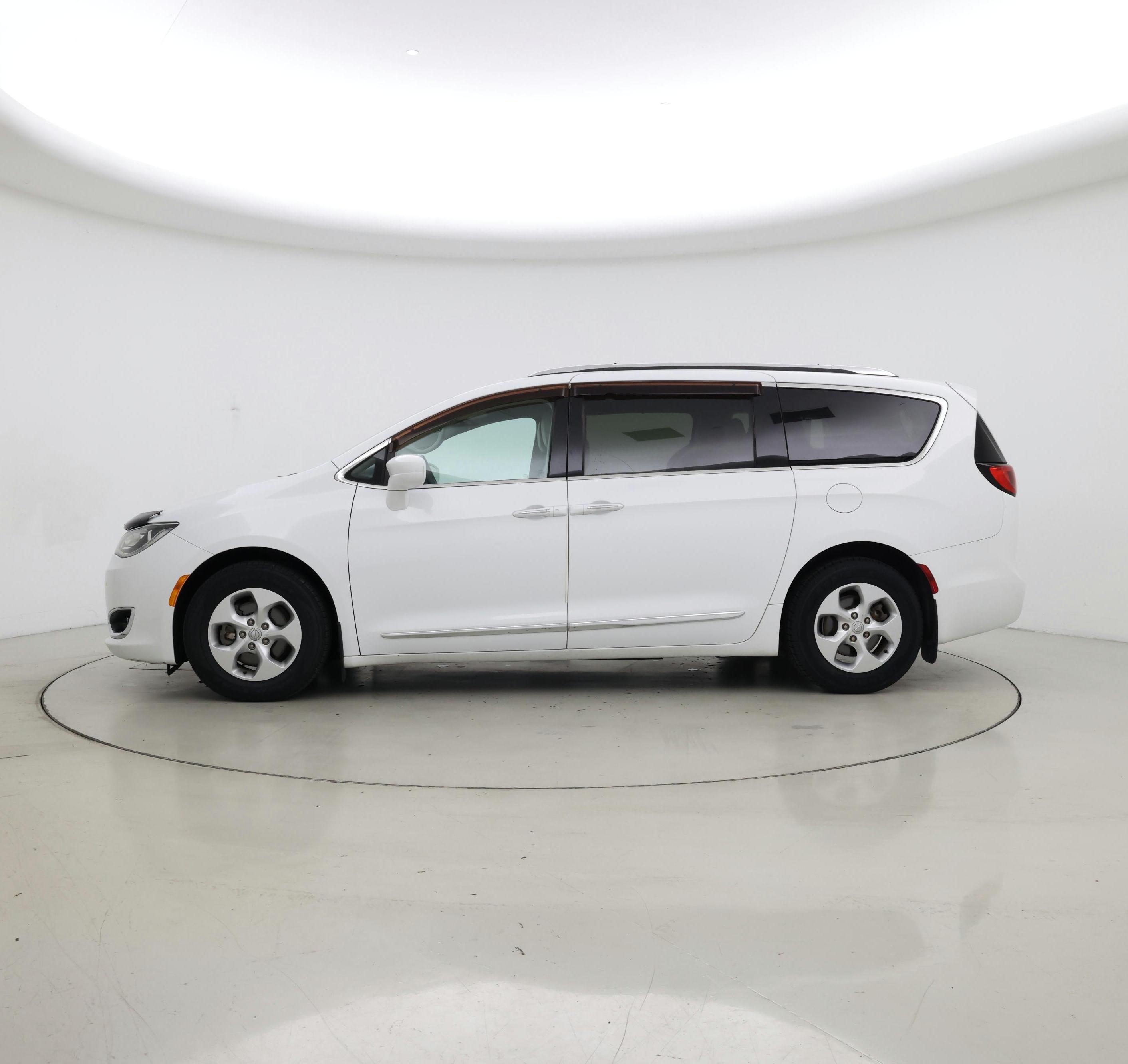 Thumbnail: 2017 Chrysler Pacifica - 3